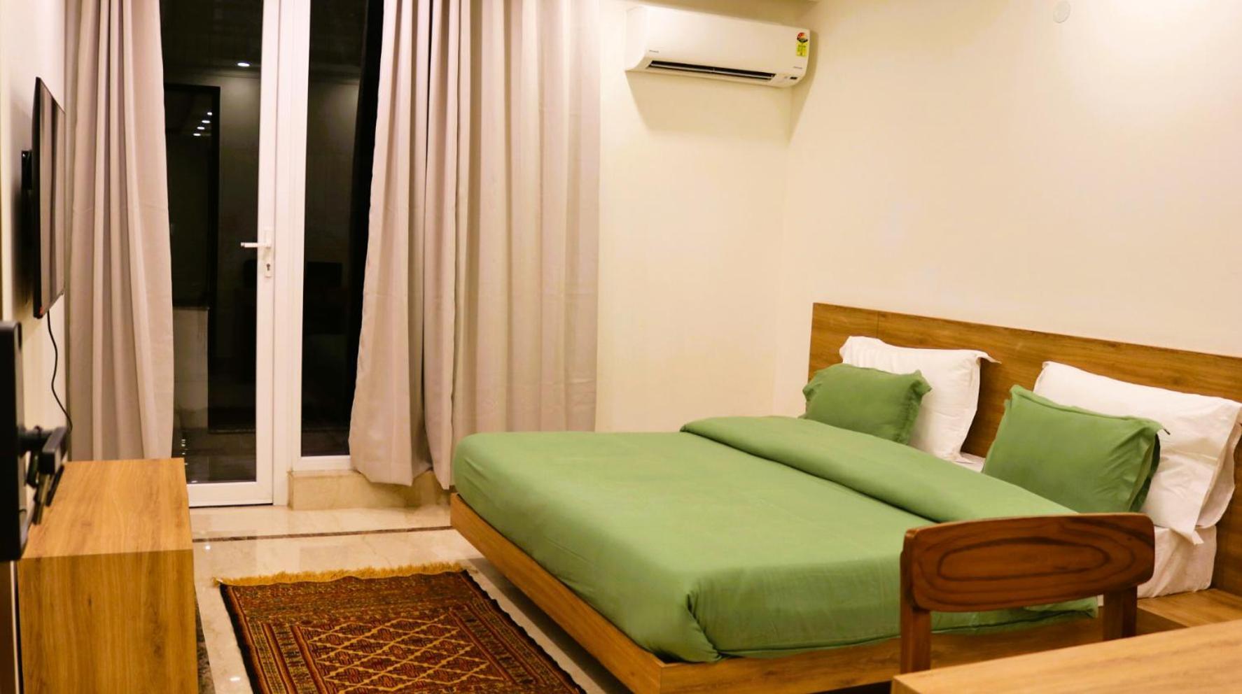 Ava And Corporate Golf Course Road, 3*