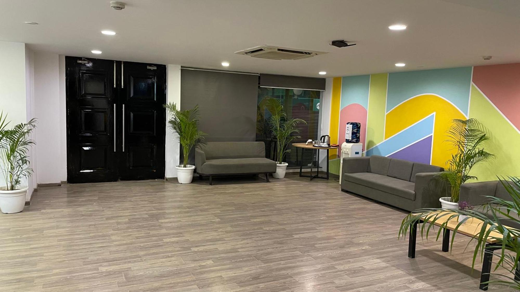 Saltstayz Studio - Near Artemis & Medanta Hospital Apartment *