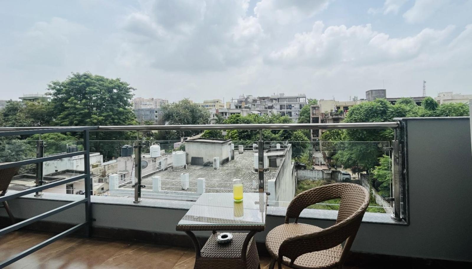Hotel Bluo 1bhk - Balcony, Lift, Gym, Parking Gurgaon