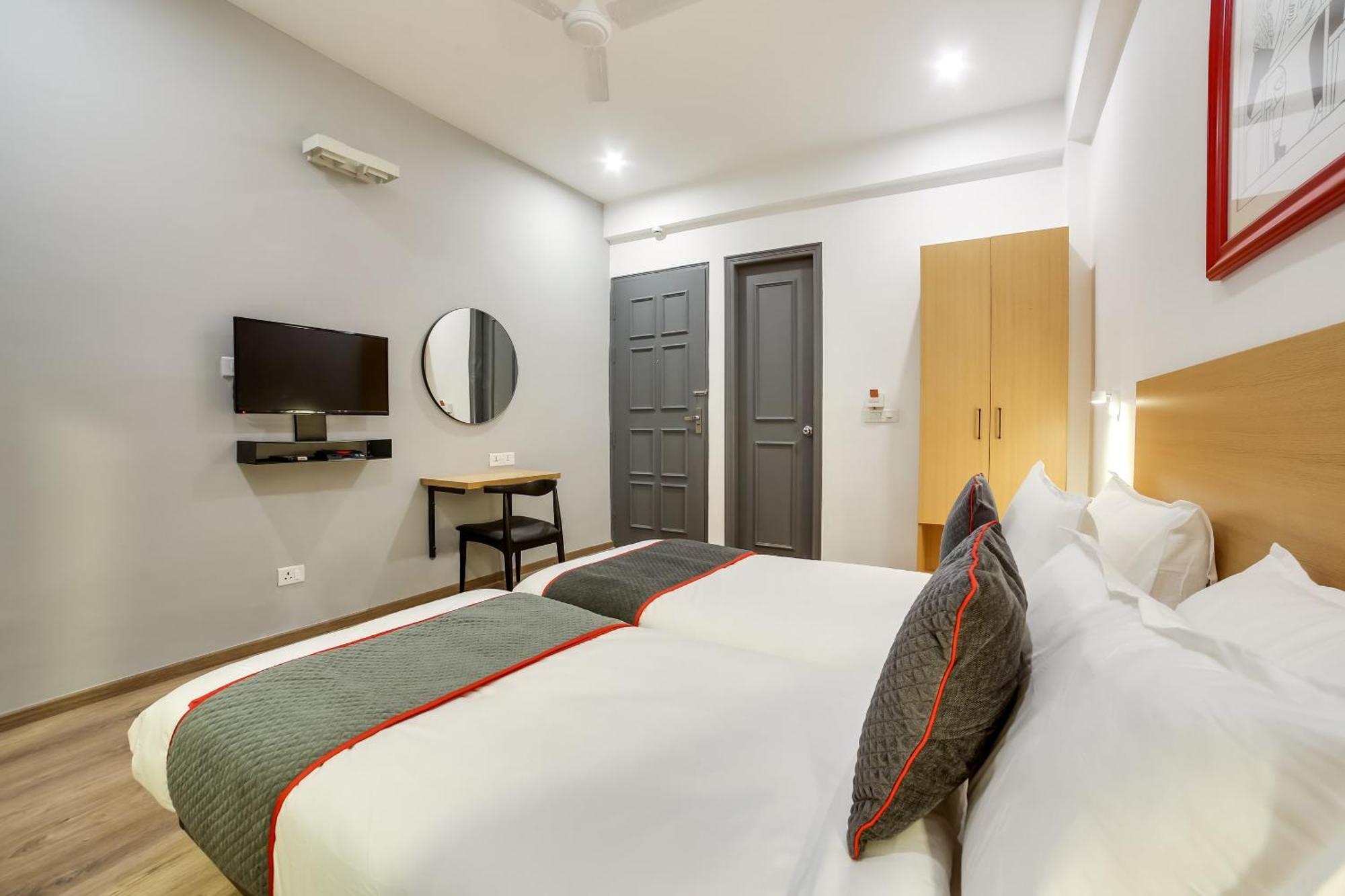 Townhouse Unitech Cyber Park Near Omaxe Celebration Mall Hotel