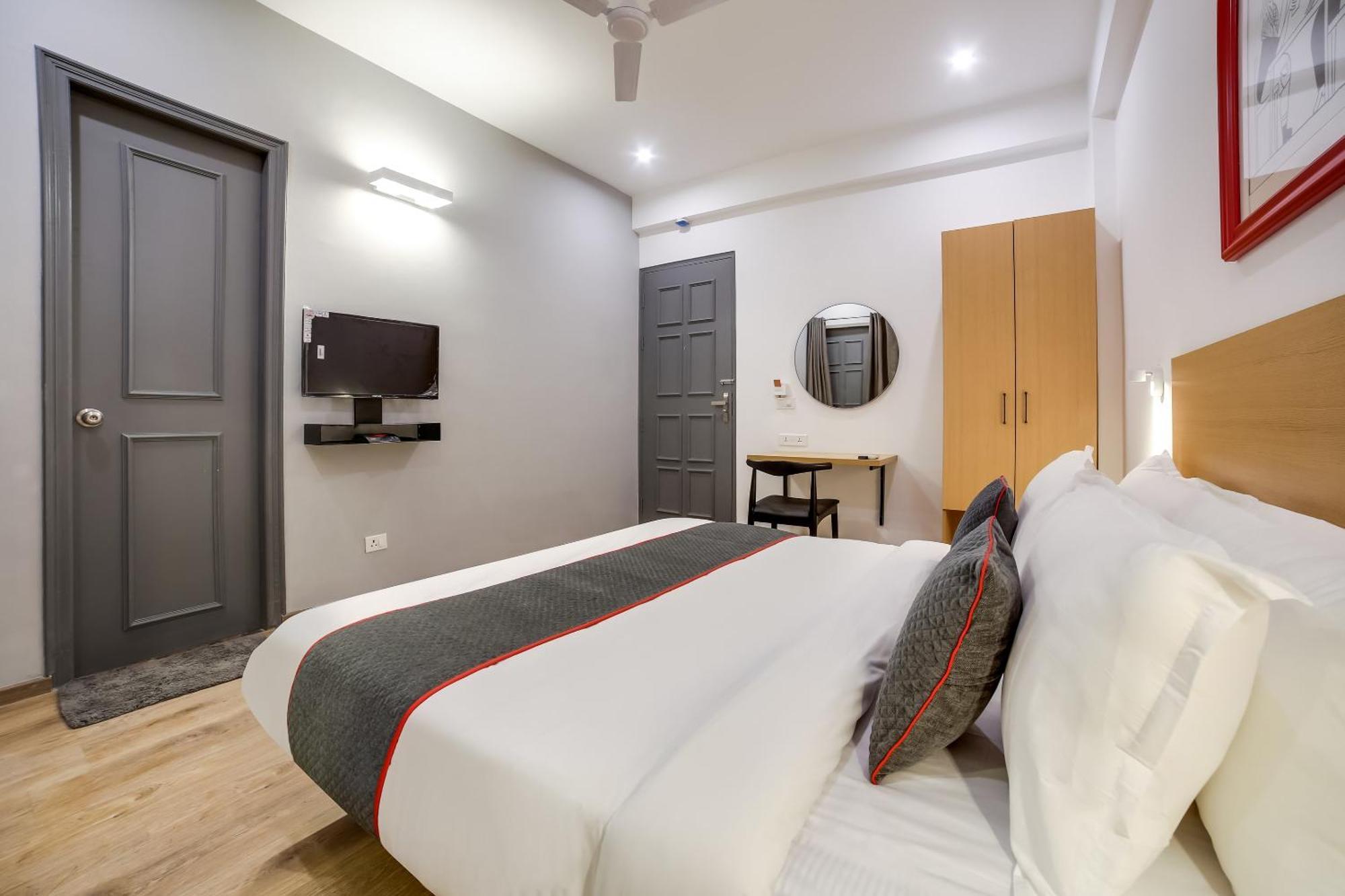 Townhouse Unitech Cyber Park Near Omaxe Celebration Mall Hotel