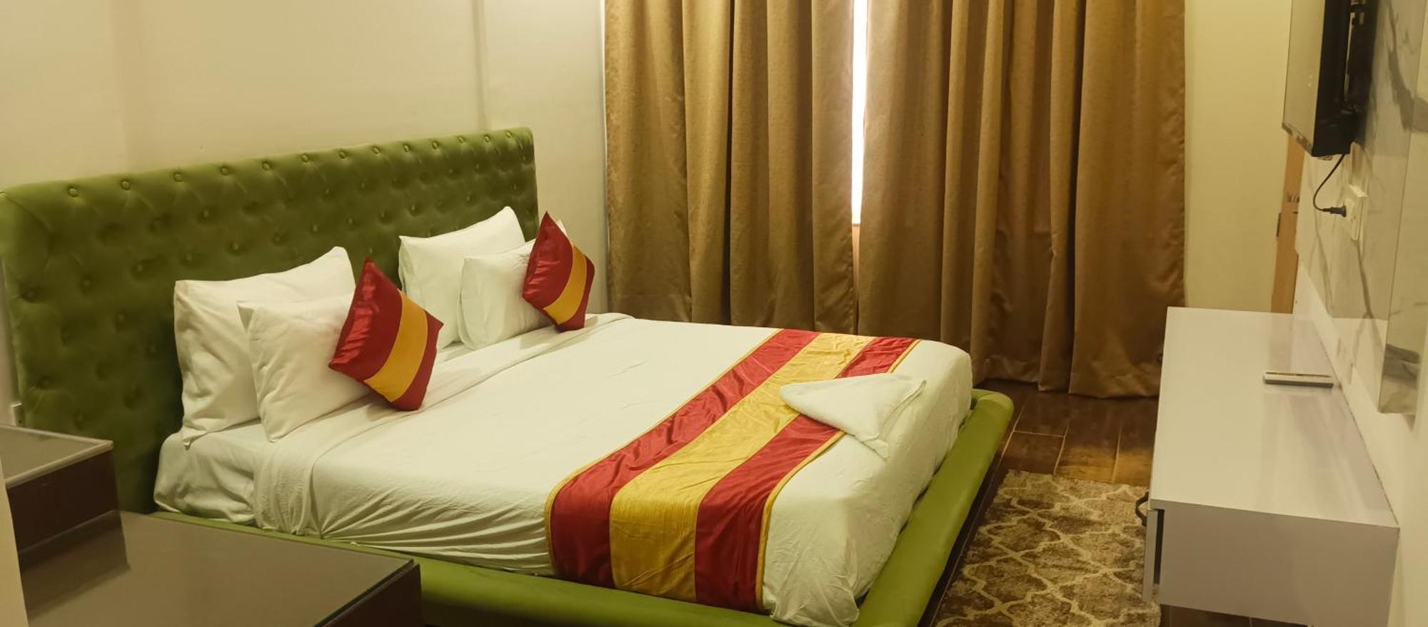 Elite Sector 45 I I Couple Friendly 3* Gurgaon