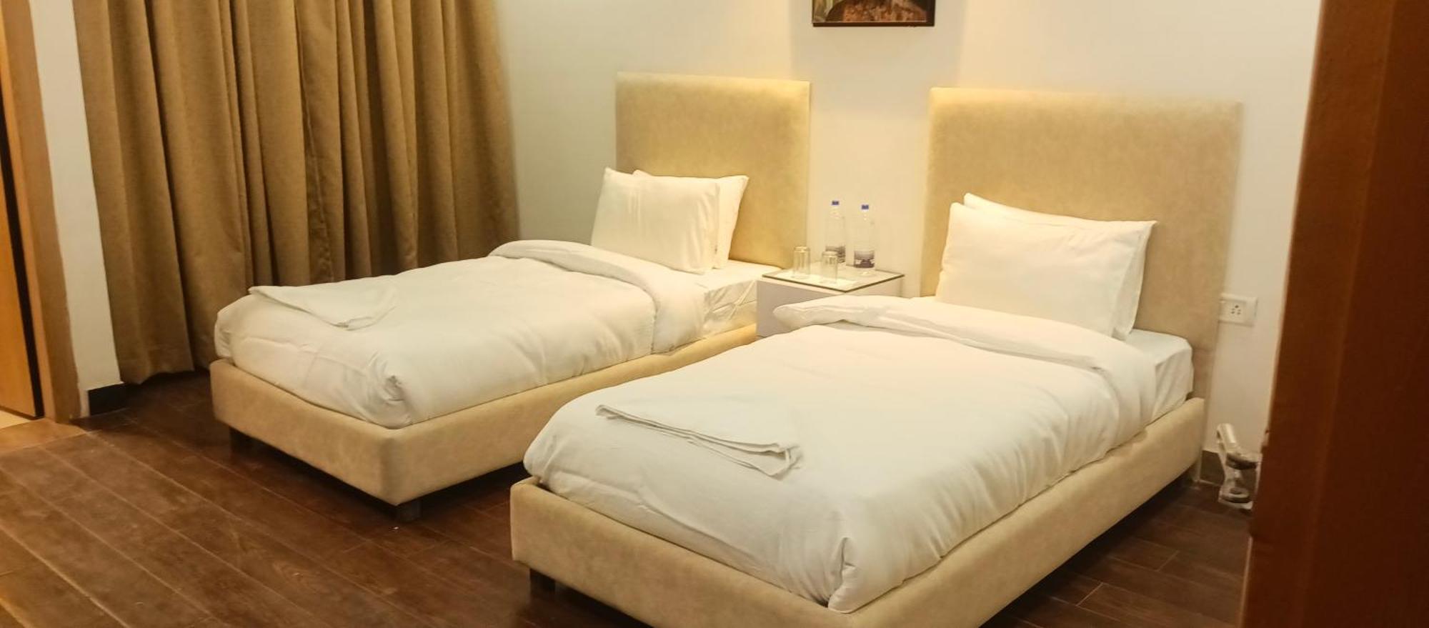 Elite Sector 45 I I Couple Friendly 3*