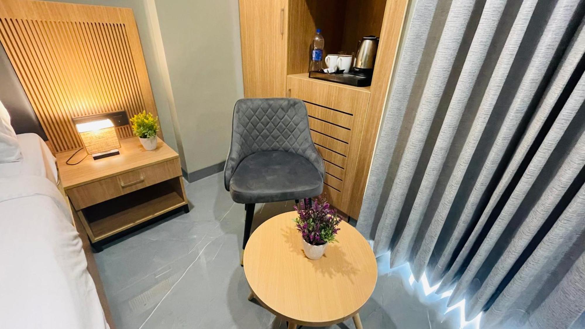 Saltstayz Select - Golf Course Road & Sector 57
