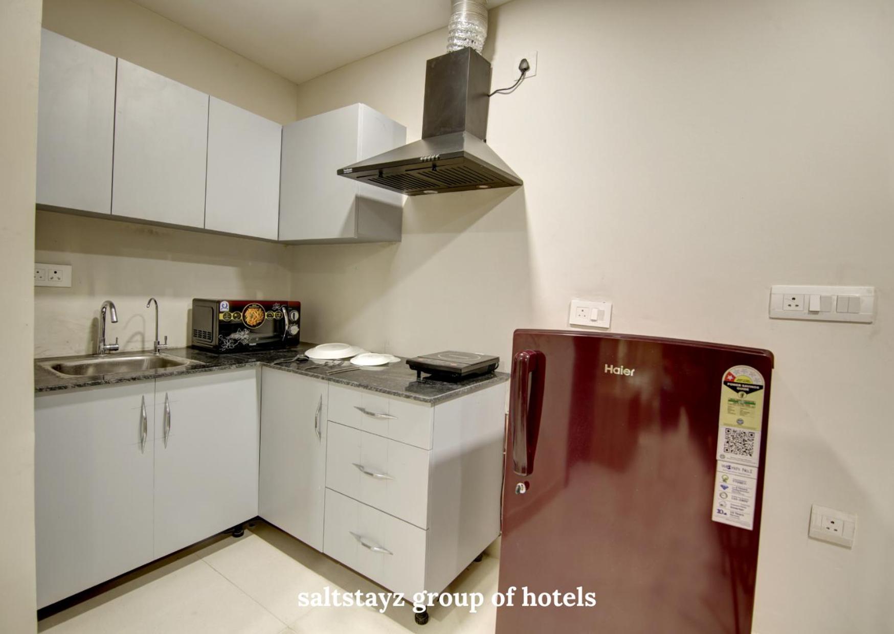 Saltstayz Luxe Executive Studio Apartment- Golf Course Extension Road Apartment
