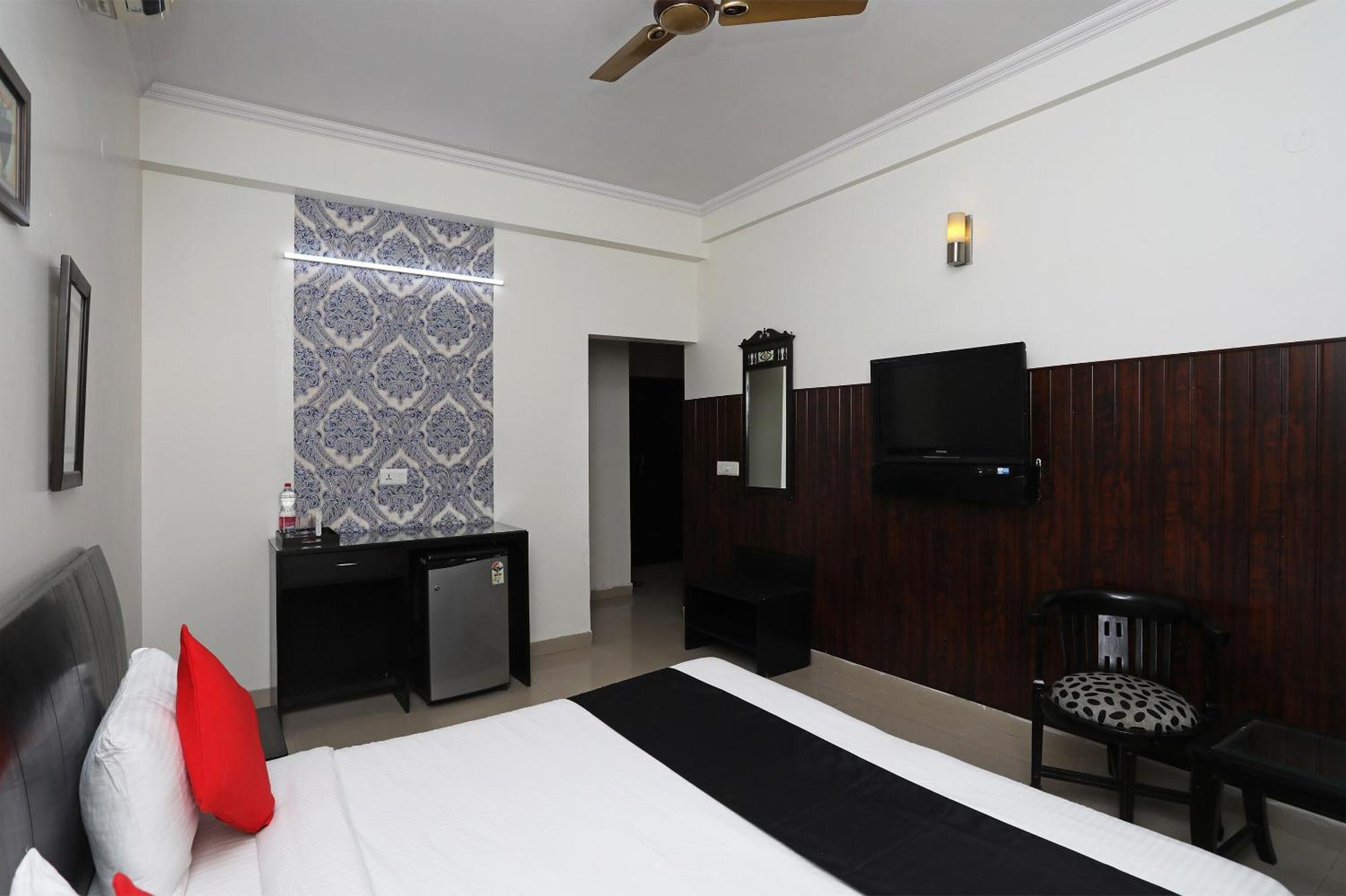 Hotel Capital O 7302 The Huespedes 3*