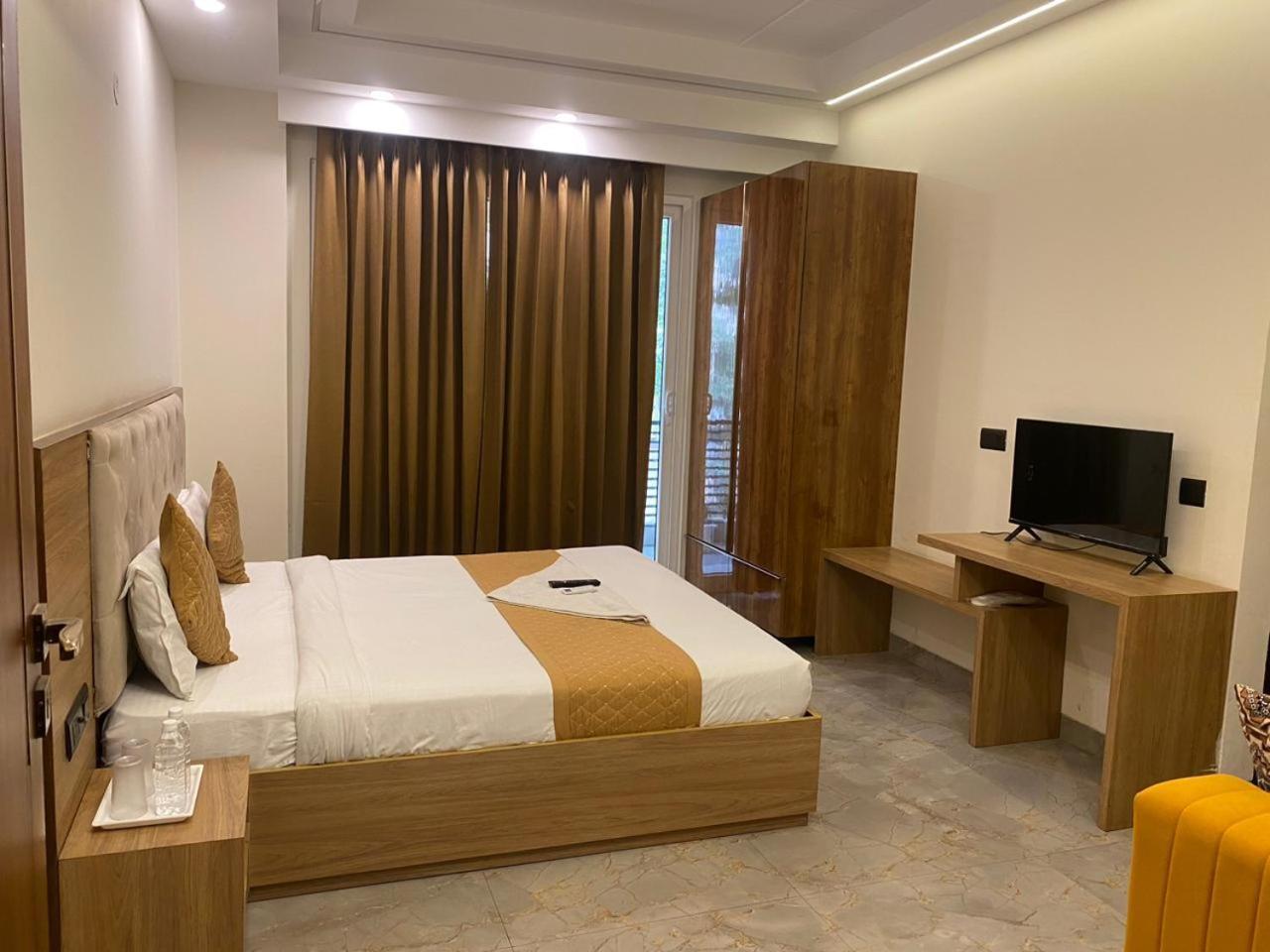 360 Degree 3* Gurgaon