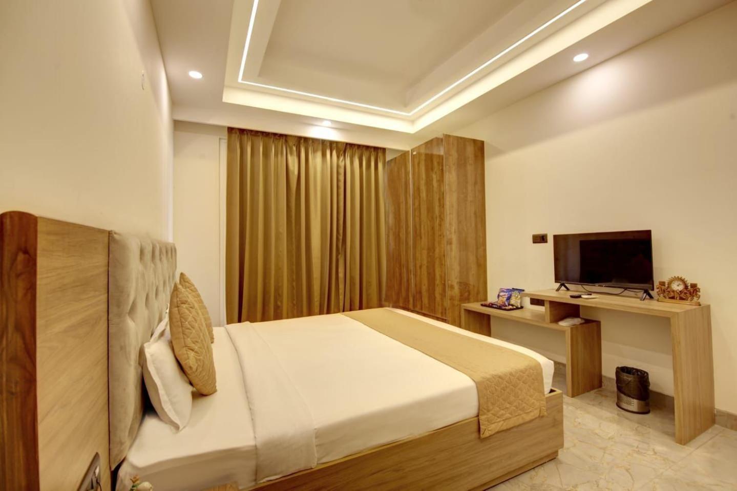 360 Degree 3* Gurgaon