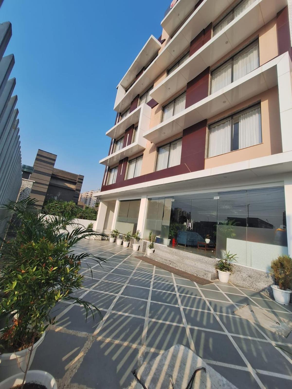 Rr Galaxy Hotel Gurgaon