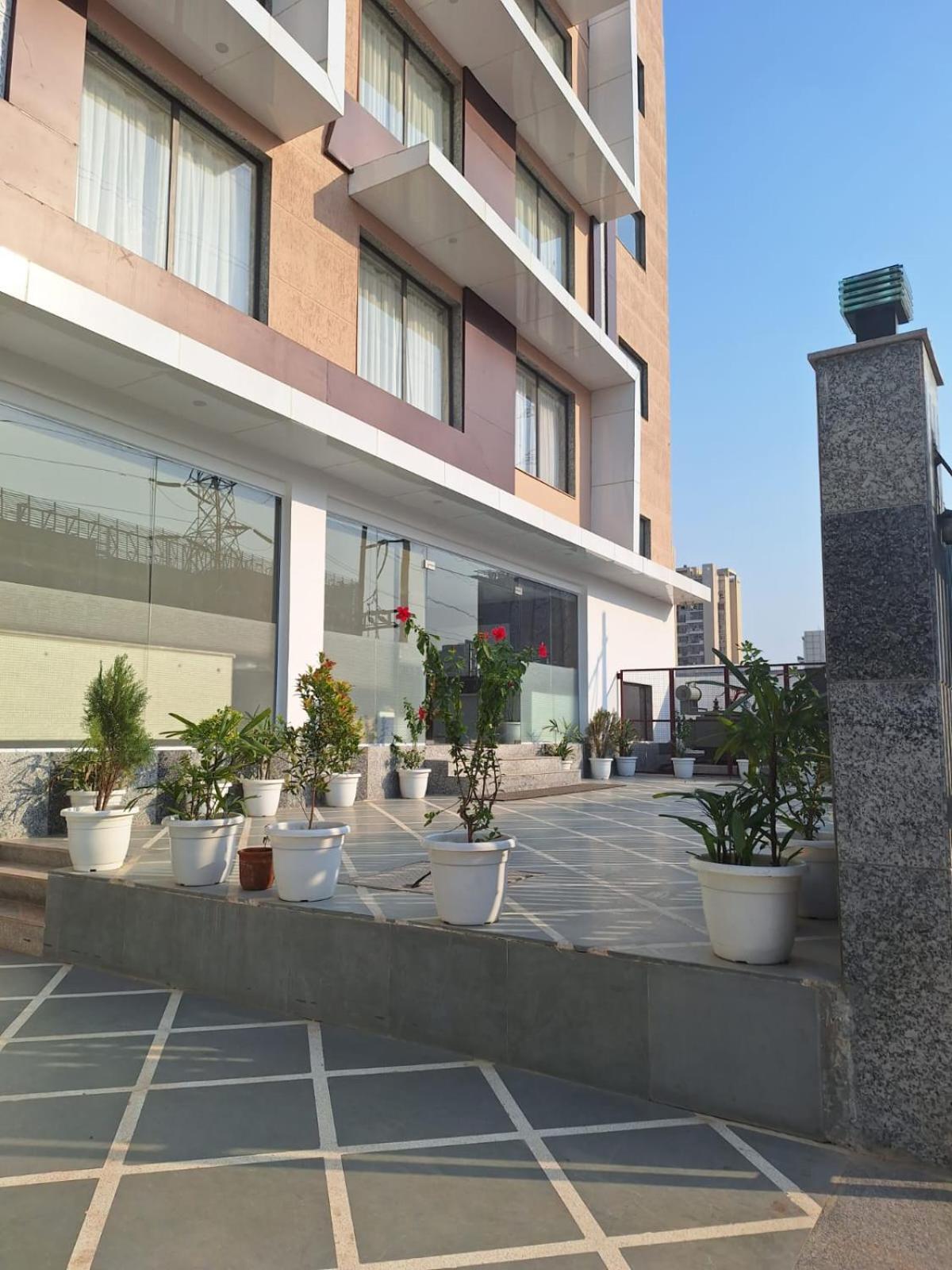 Rr Galaxy Hotel Gurgaon