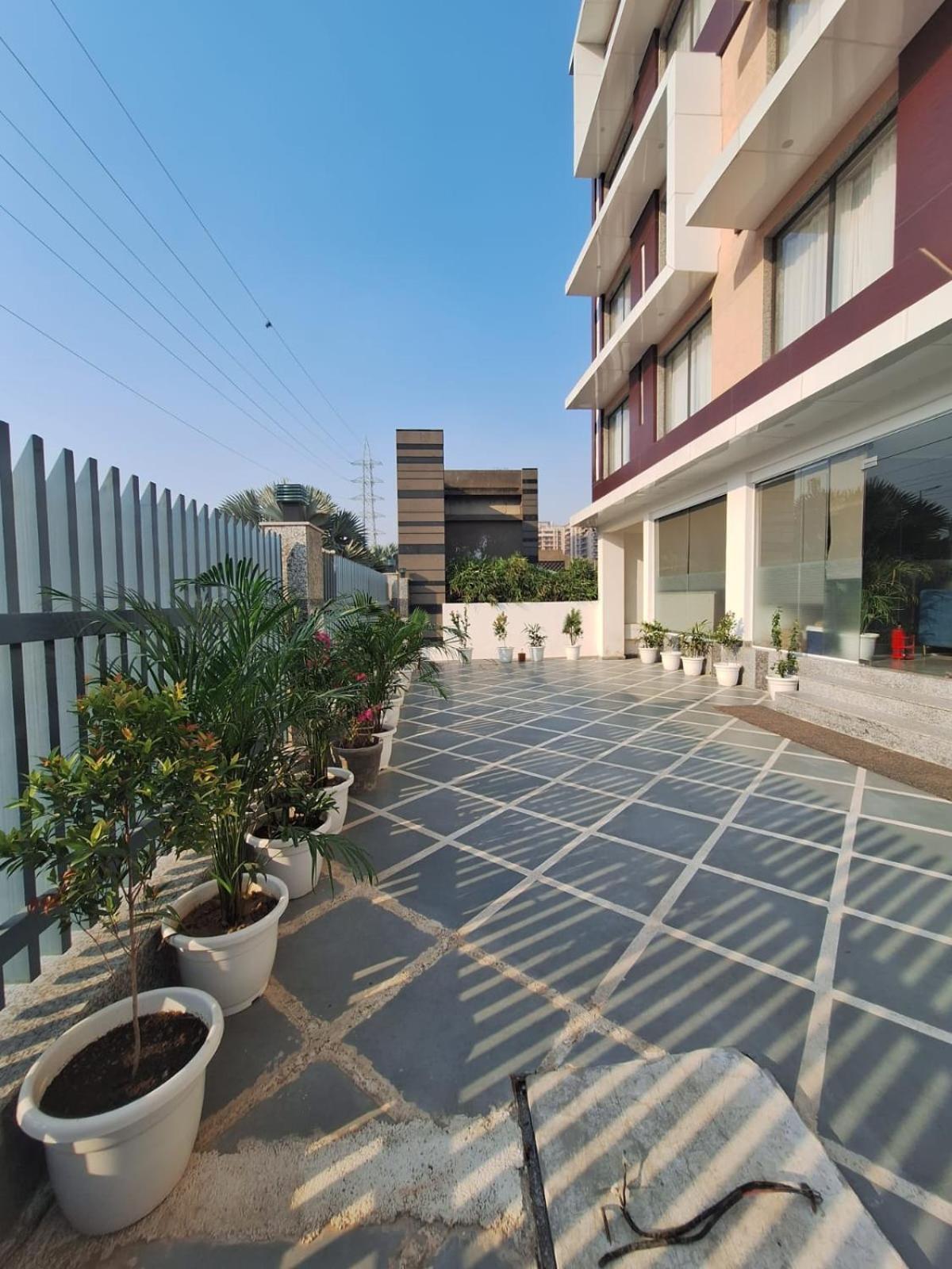 Rr Galaxy Hotel Gurgaon