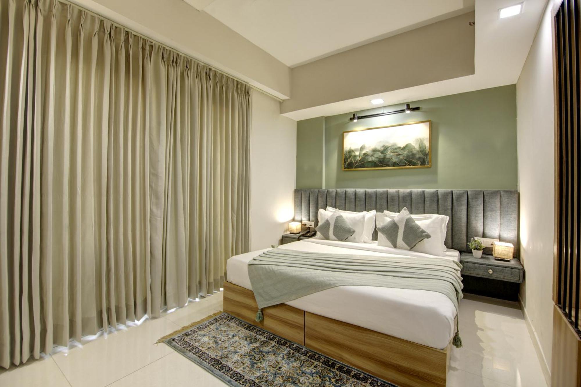 Hotel Saltstayz Premier - Golf Course Extension Road 4*