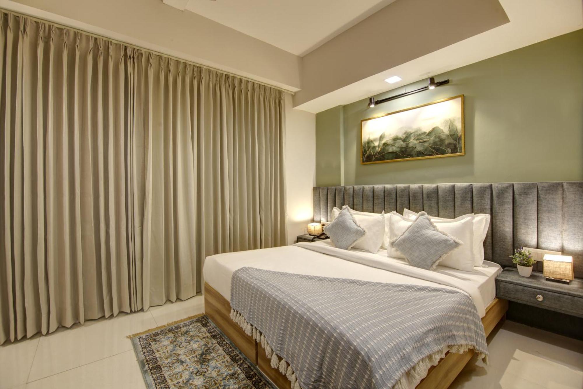 Hotel Saltstayz Premier - Golf Course Extension Road 4*
