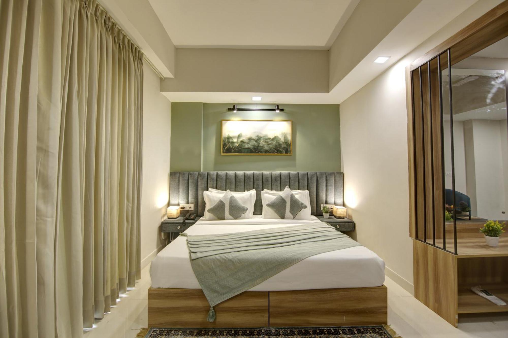 Hotel Saltstayz Premier - Golf Course Extension Road 4*