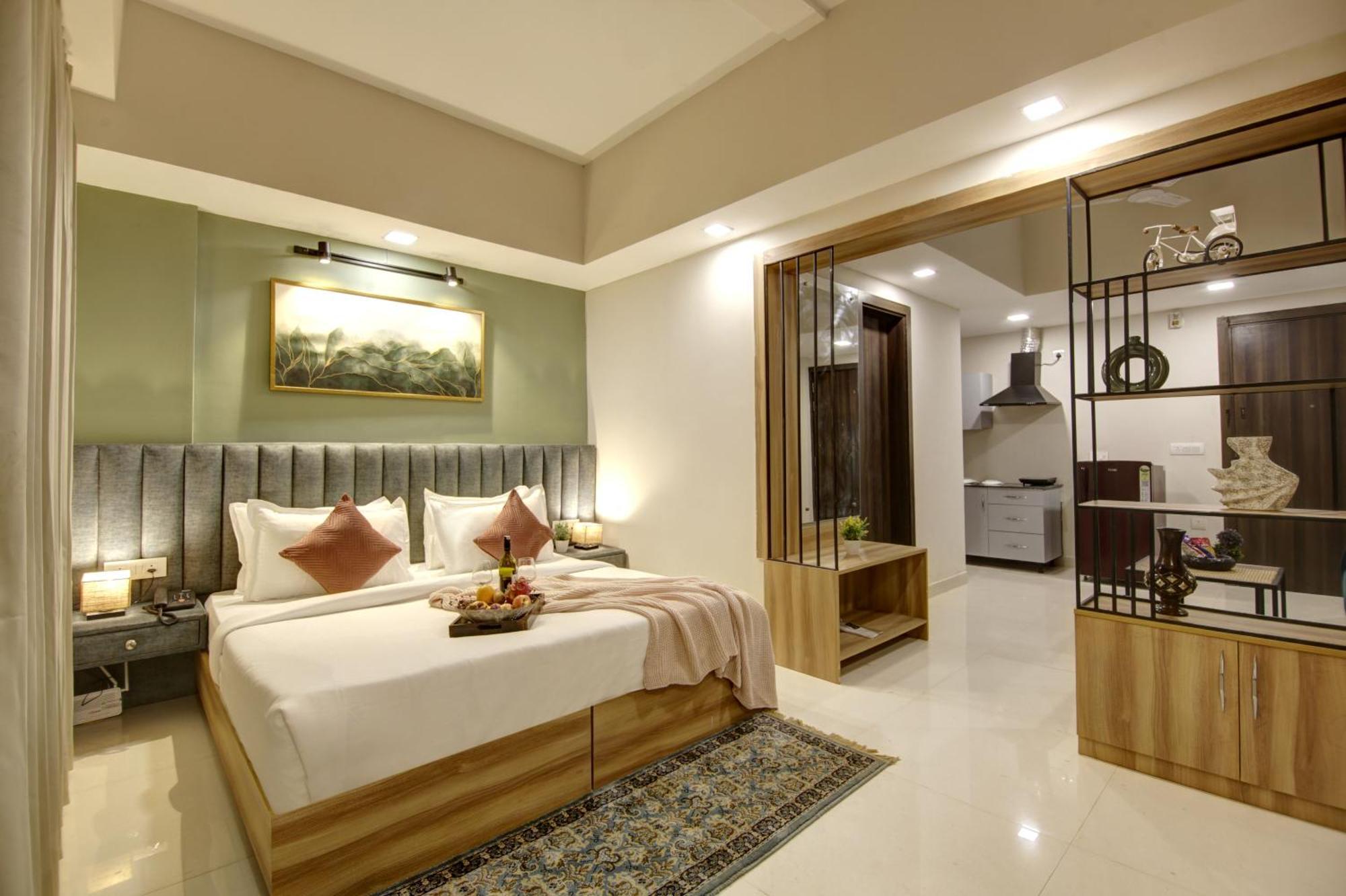Saltstayz Premier - Golf Course Extension Road Hotel 4*