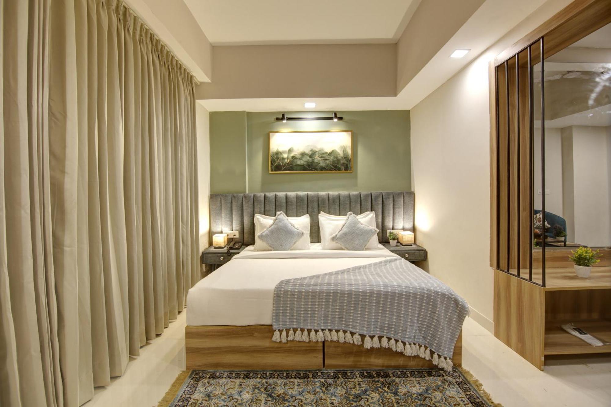 Saltstayz Premier - Golf Course Extension Road Hotel Gurgaon