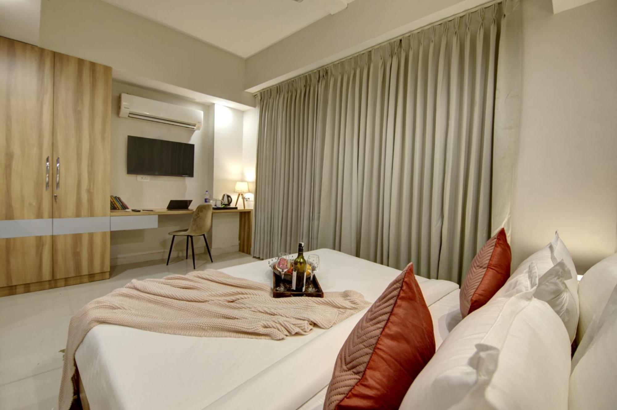 Saltstayz Premier - Golf Course Extension Road Hotel 4*