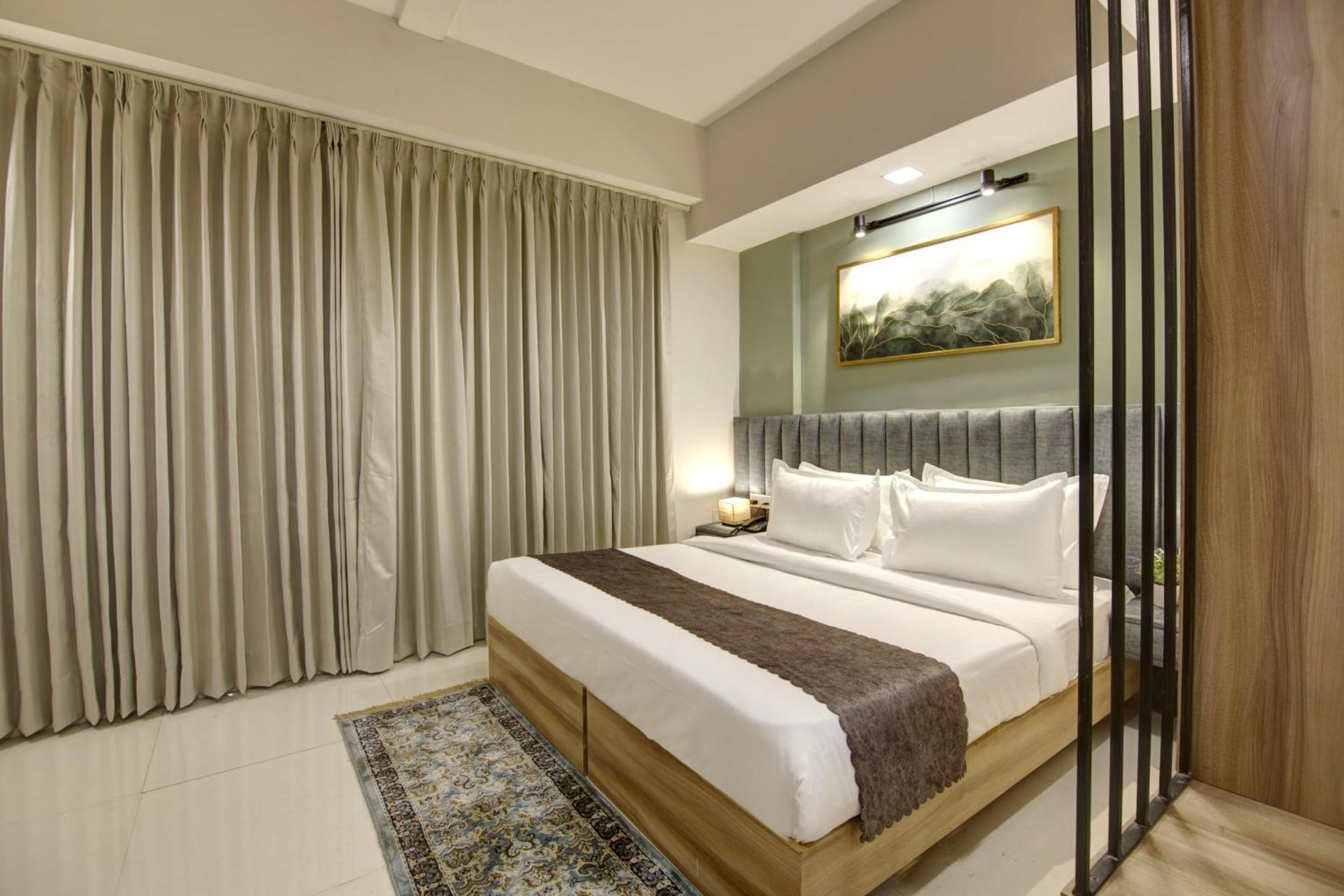 Saltstayz Premier - Golf Course Extension Road Hotel