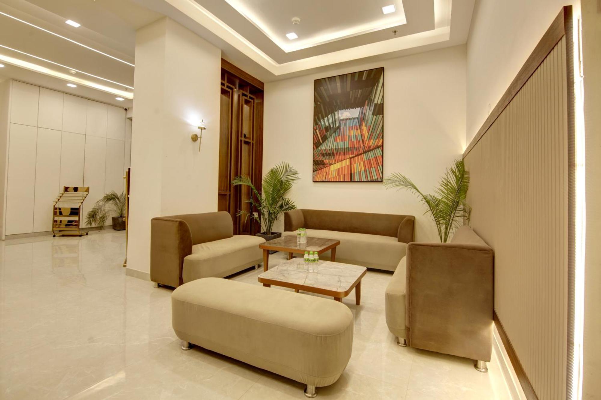 Hotel Saltstayz Premier - Golf Course Extension Road 4*