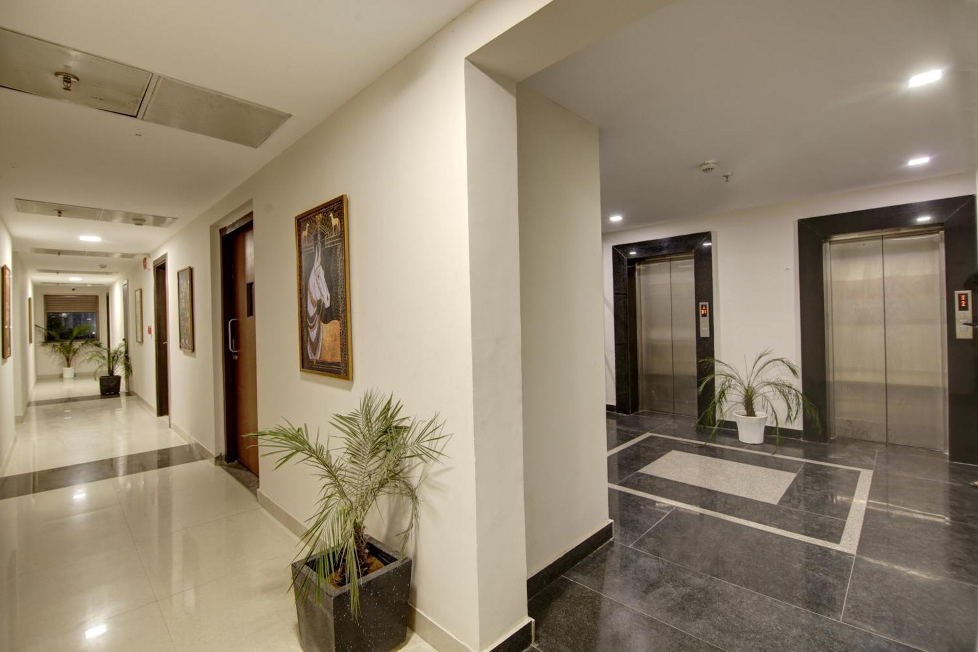 Saltstayz Premier - Golf Course Extension Road Hotel 4*
