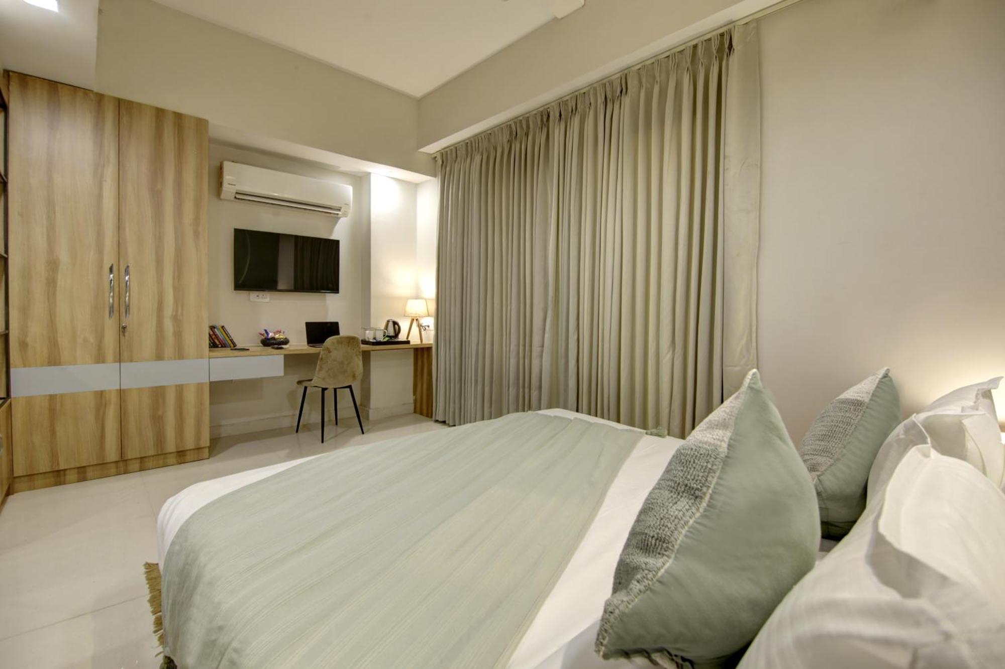 Hotel Saltstayz Premier - Golf Course Extension Road Gurgaon