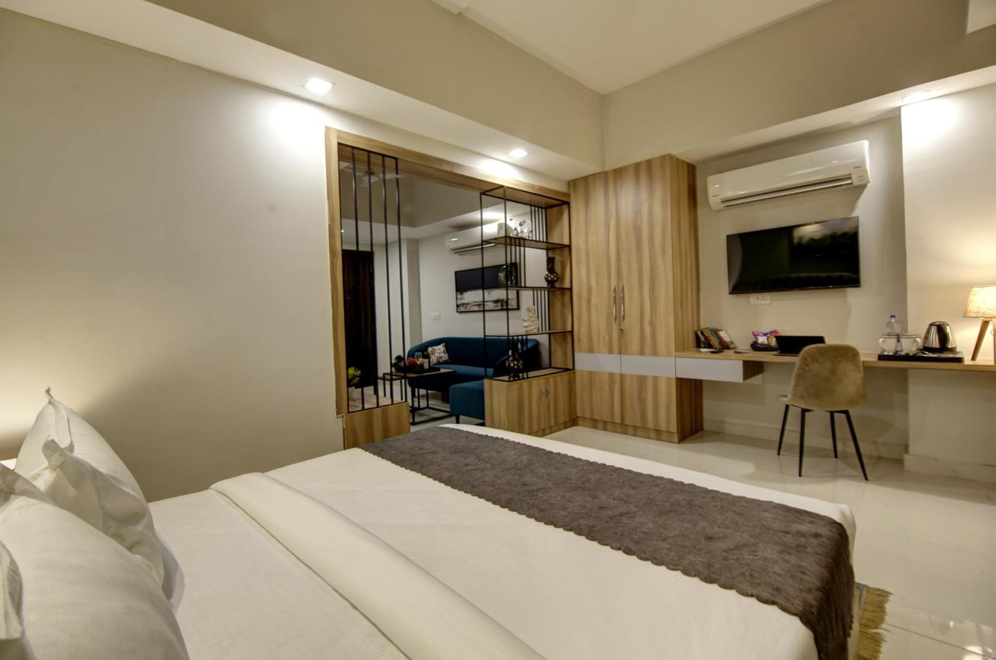 Saltstayz Premier - Golf Course Extension Road Hotel Gurgaon