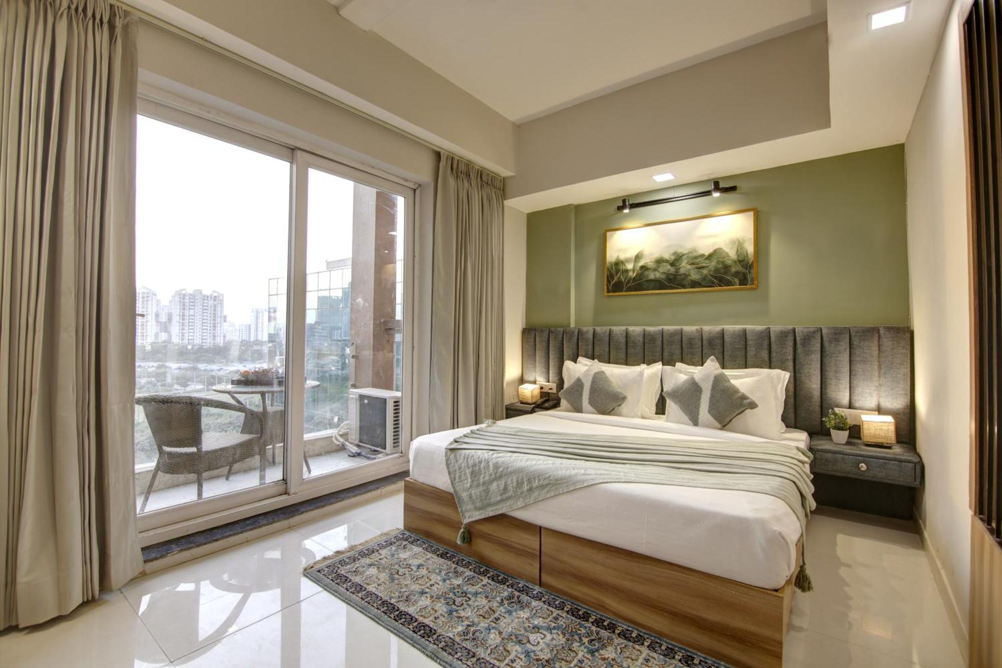 Saltstayz Premier - Golf Course Extension Road Hotel 4*
