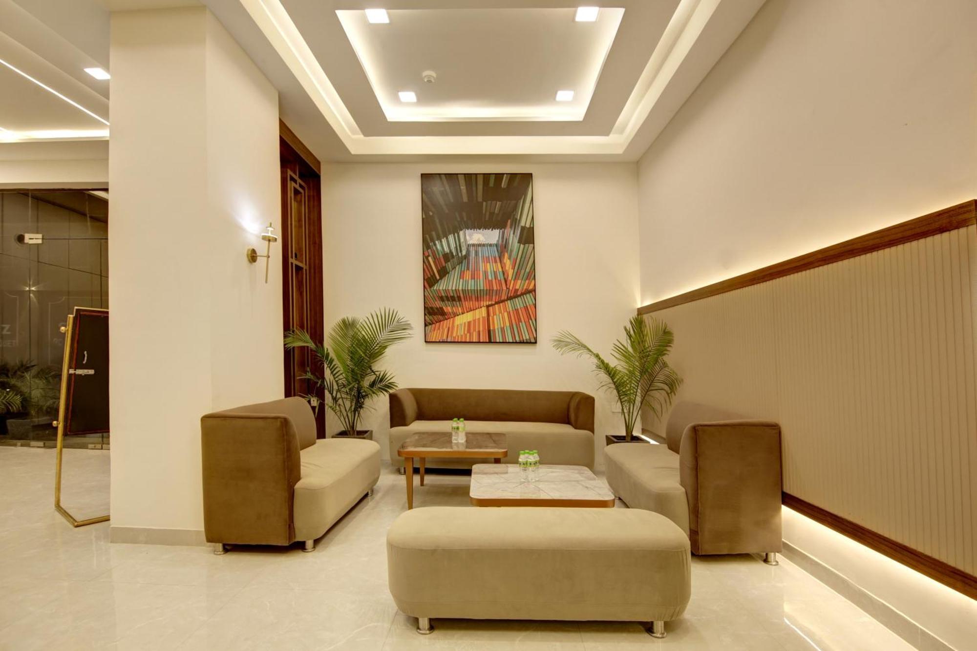 Hotel Saltstayz Premier - Golf Course Extension Road 4*