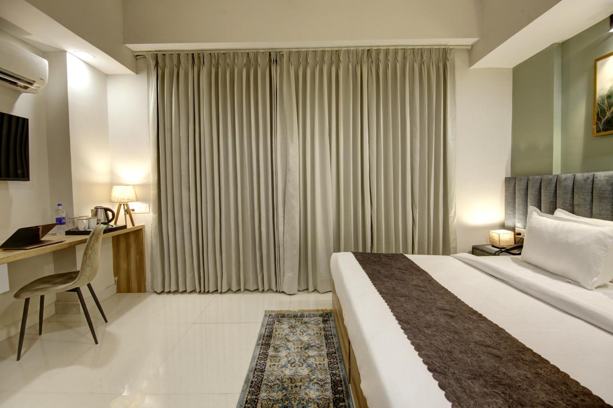 Saltstayz Premier - Golf Course Extension Road 4* Gurgaon
