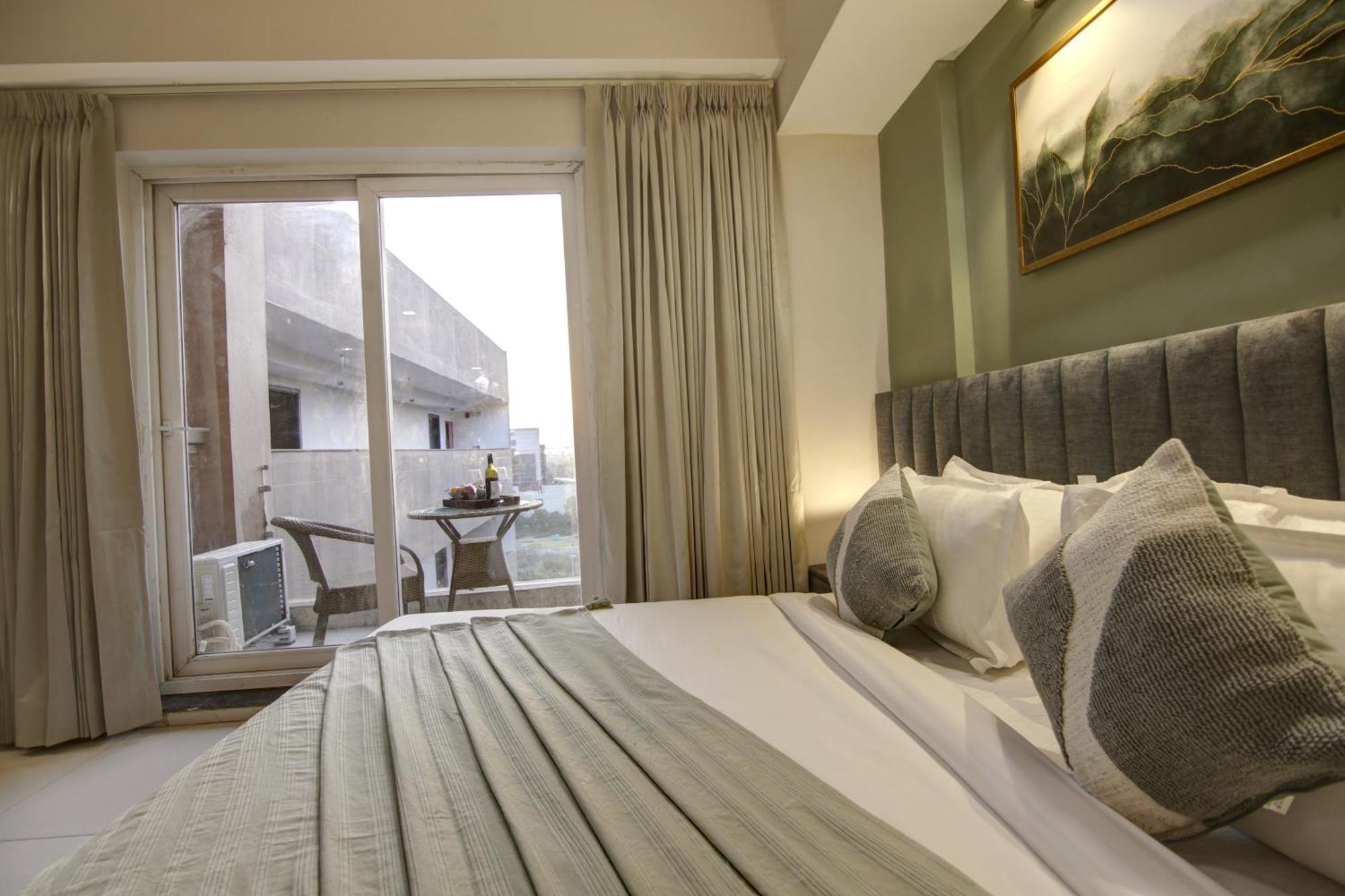 Saltstayz Premier - Golf Course Extension Road Hotel 4*