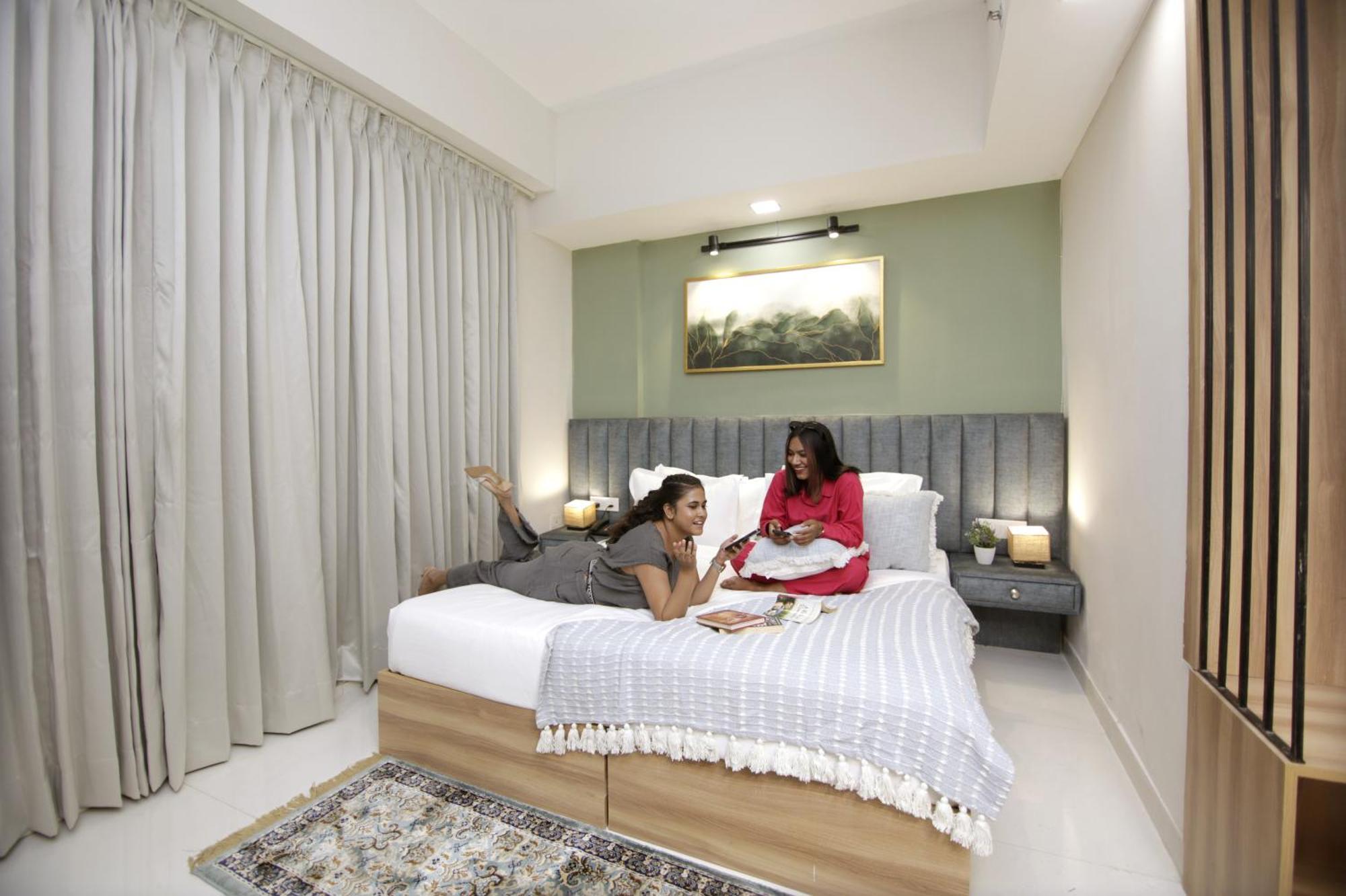 Saltstayz Premier - Golf Course Extension Road Hotel 4*