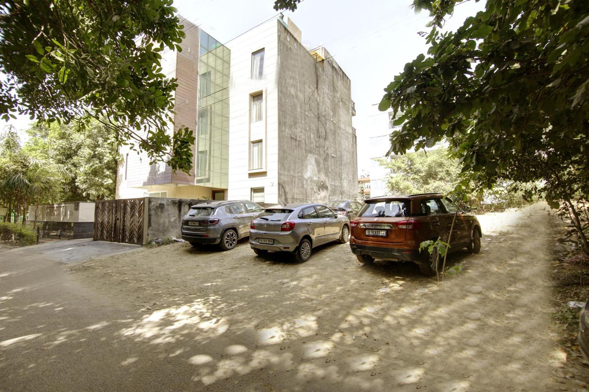 Saltstayz Select - Galleria Market & Golf Course Road Hotel 4*