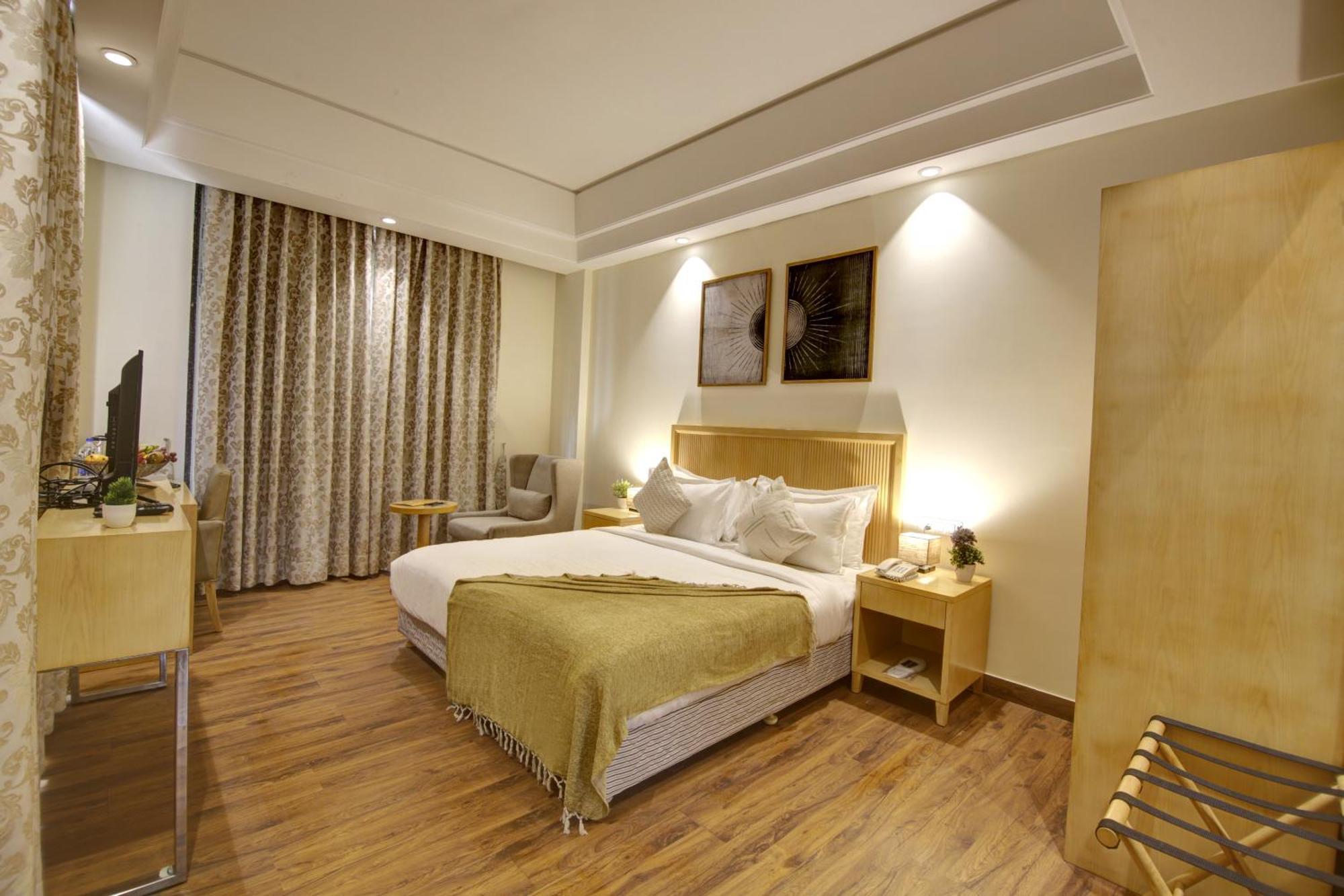 Saltstayz Select - Galleria Market & Golf Course Road Gurgaon