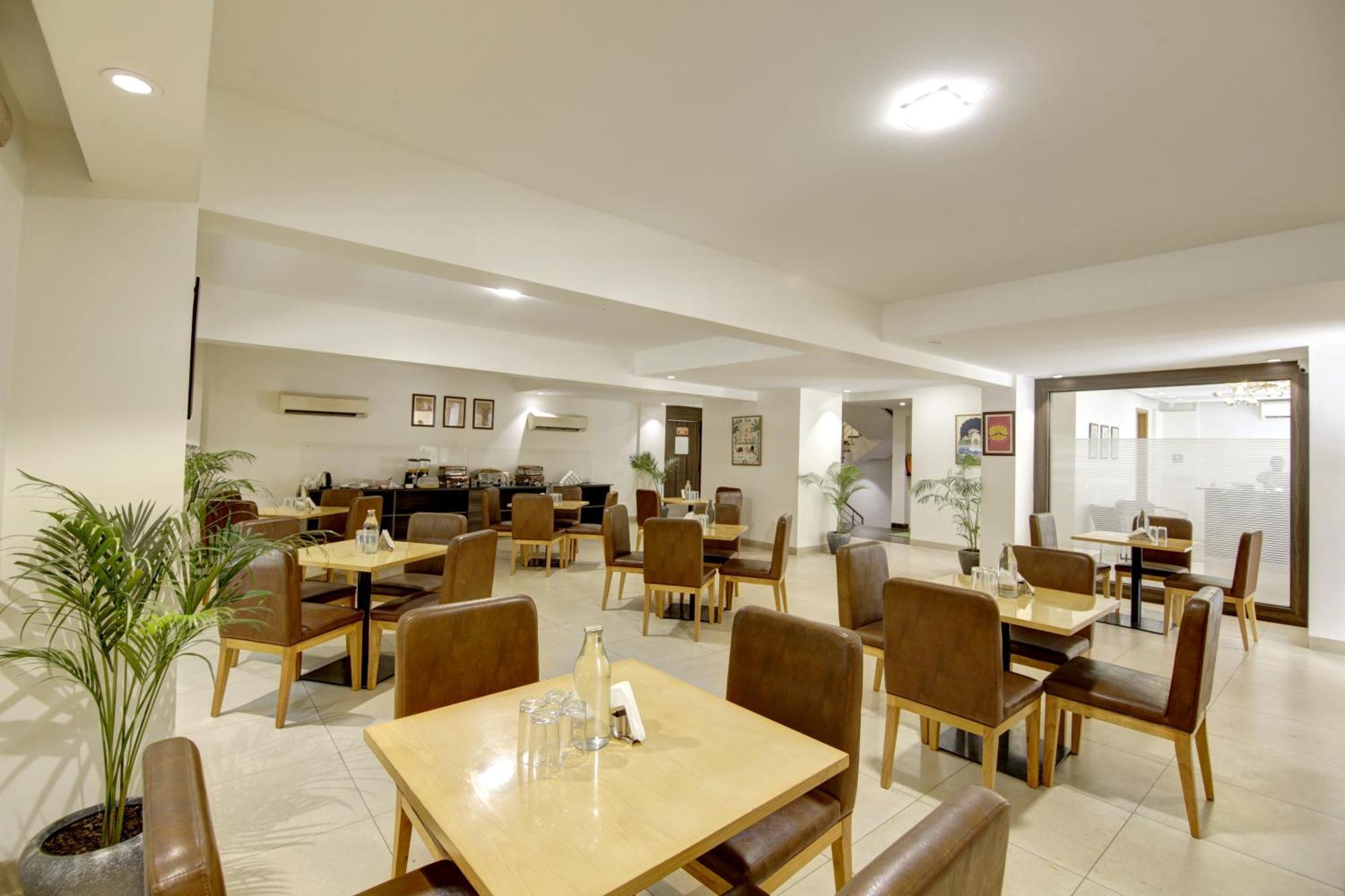 Saltstayz Select - Galleria Market & Golf Course Road Gurgaon