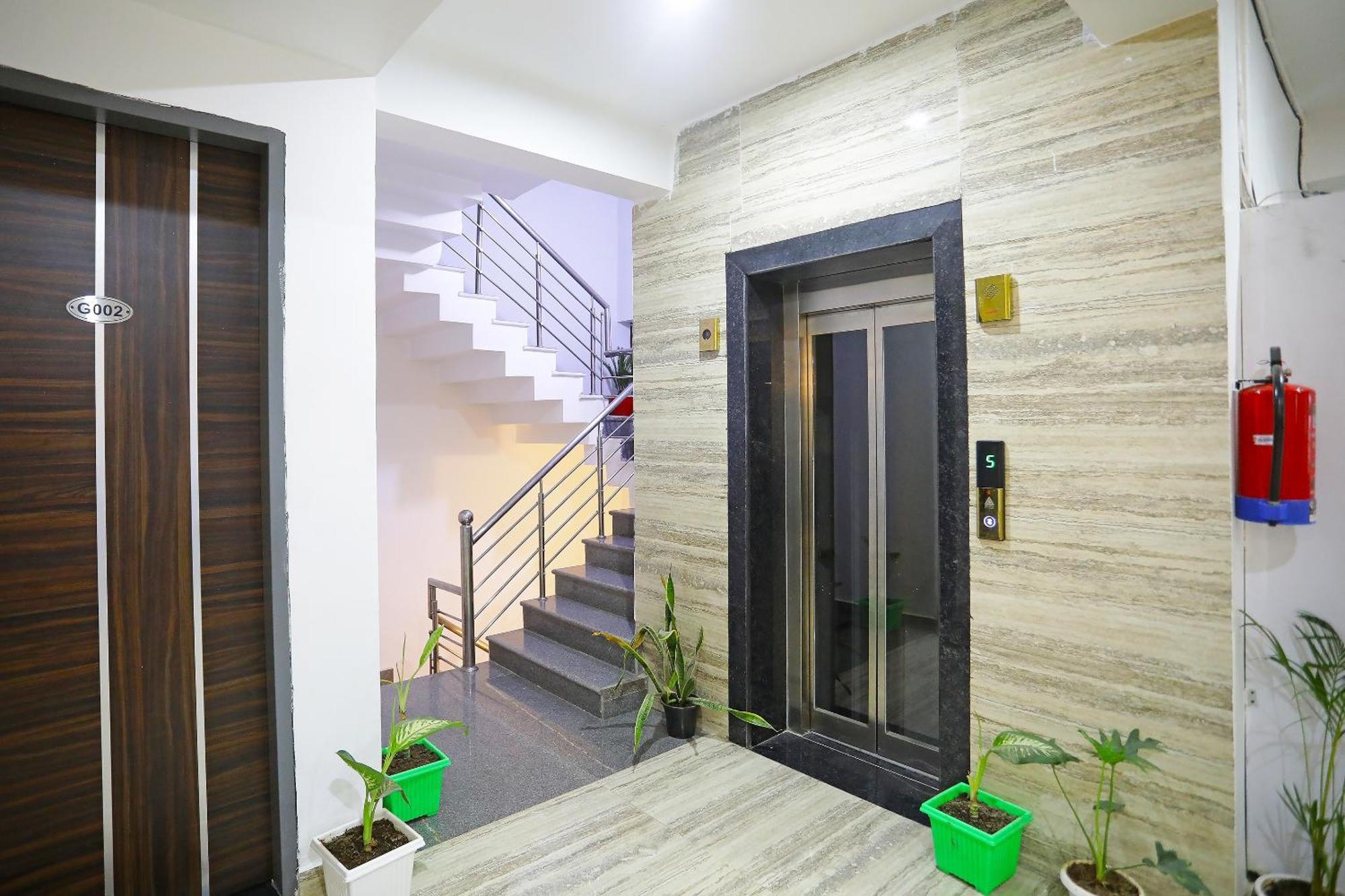 Hotel Super Townhouse Cloud Bay, Near Genpact, Sector-69,