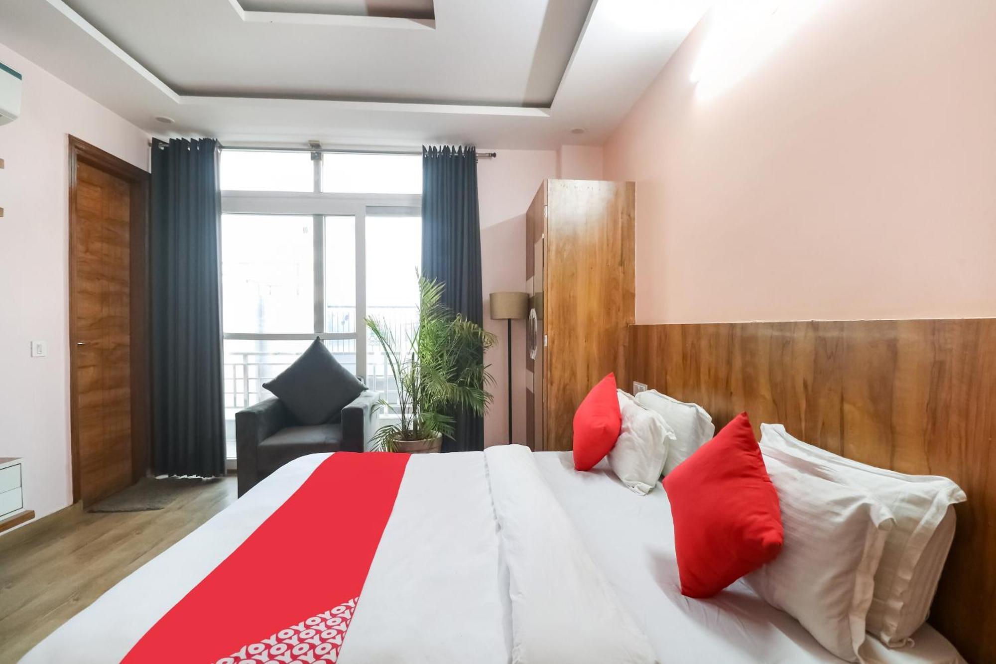 Oyo Aqua Near Omaxe Celebration Mall Hotel 3*