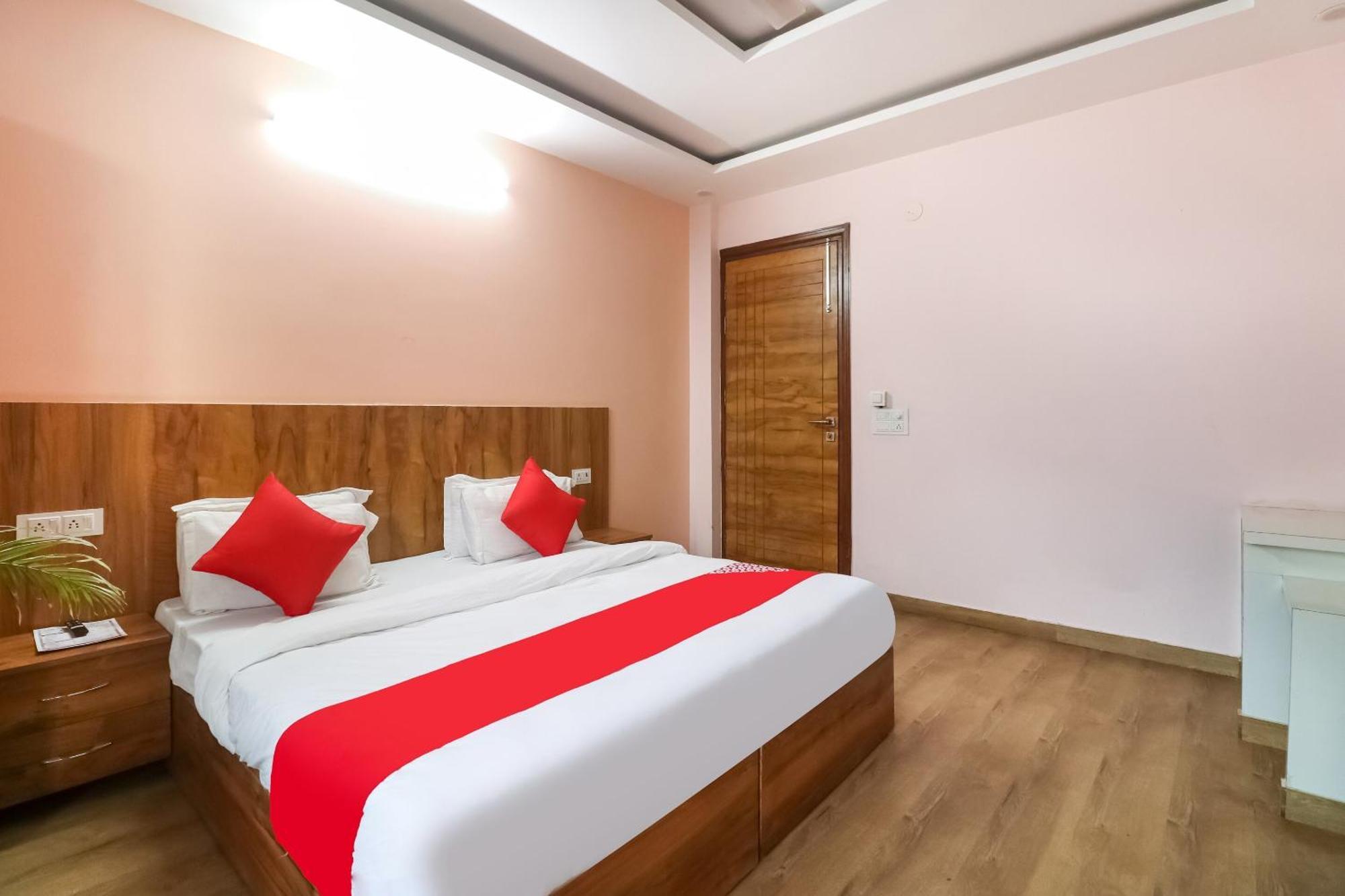 Hotel Oyo Aqua Near Omaxe Celebration Mall 3*
