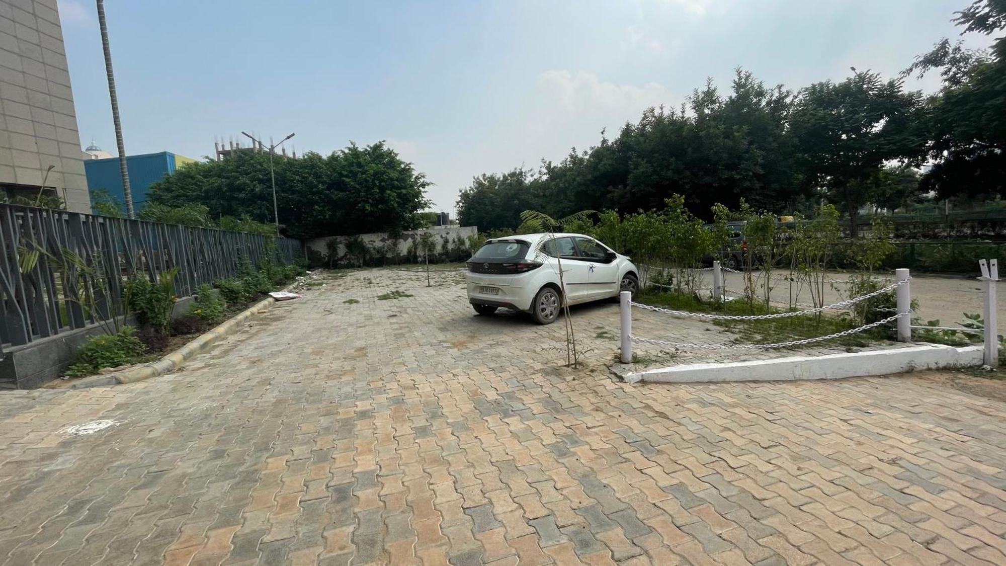 Saltstayz Premier - Golf Course Extension Road Gurgaon