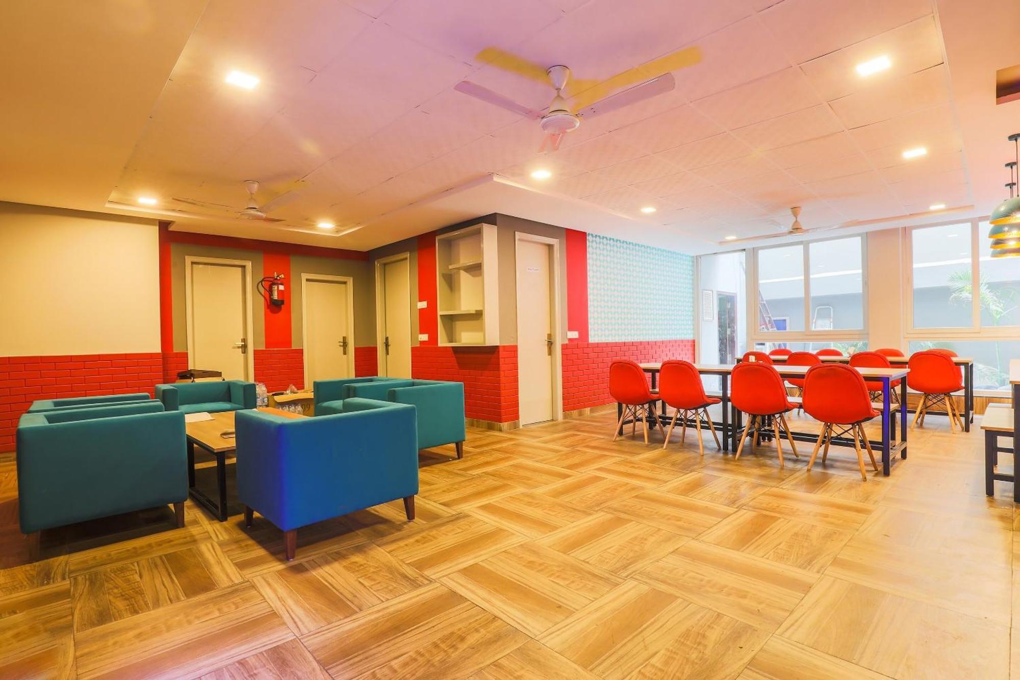 Super Oyo Capital O 325 Medanta Square 3*