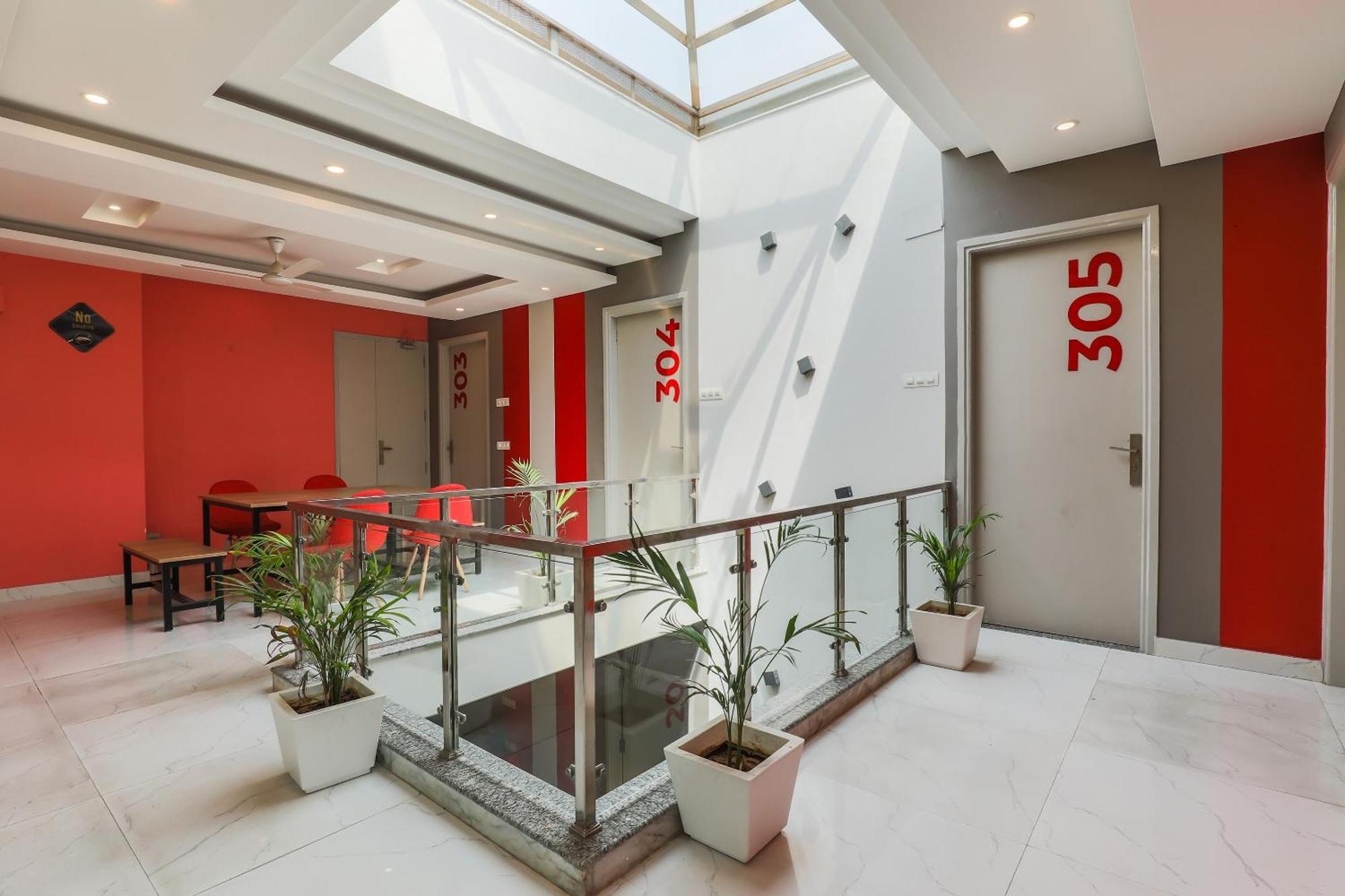 Hotel Super Oyo Capital O 325 Medanta Square 3*