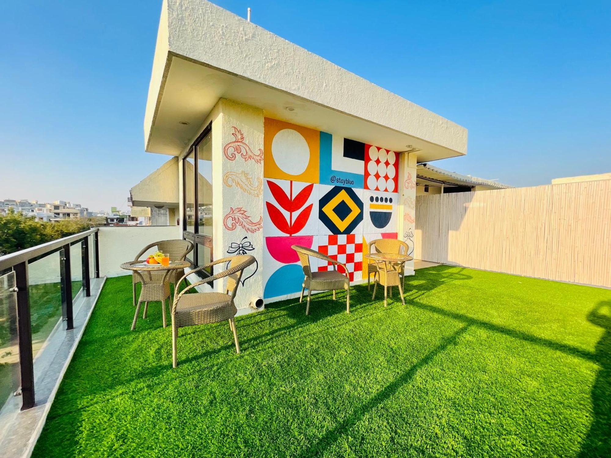 Bluo Modern 1bhk - Dlf Galleria Apartment