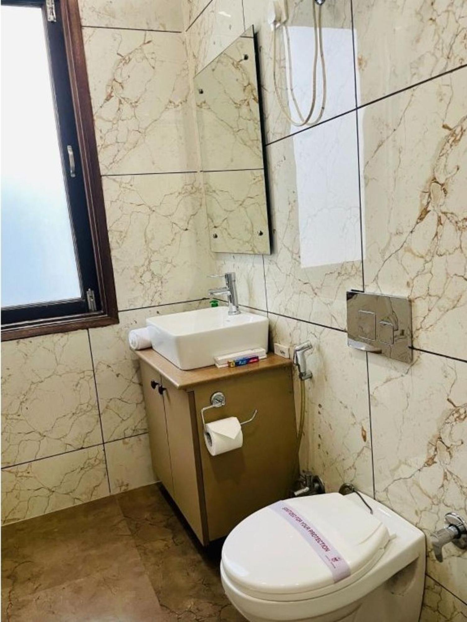 Bluo 1bhk - Dlf Cybercity, Balcony, Lift, Parking *