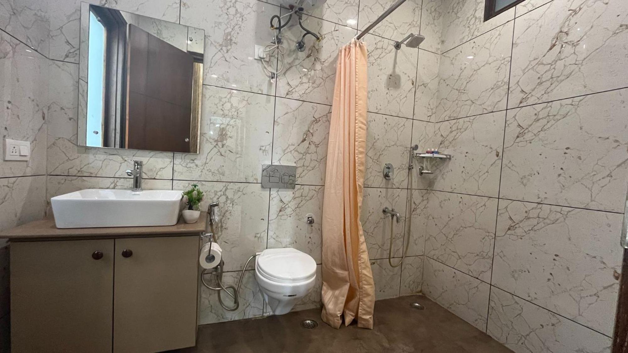 Bluo 1bhk - Dlf Cybercity, Balcony, Lift, Parking * Gurgaon