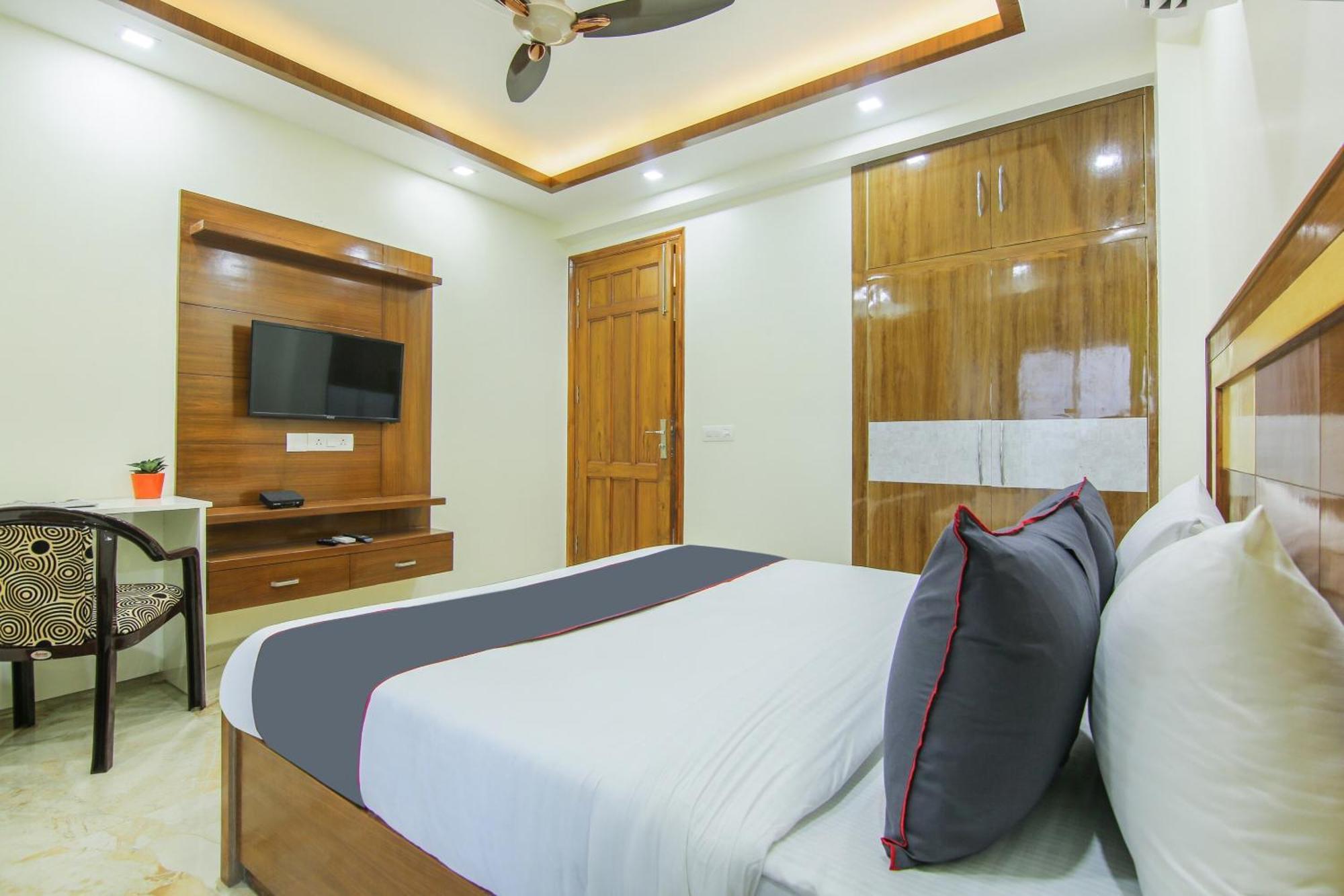 Hotel Super Collection O Corporate Near Omaxe Celebration Mall 4*