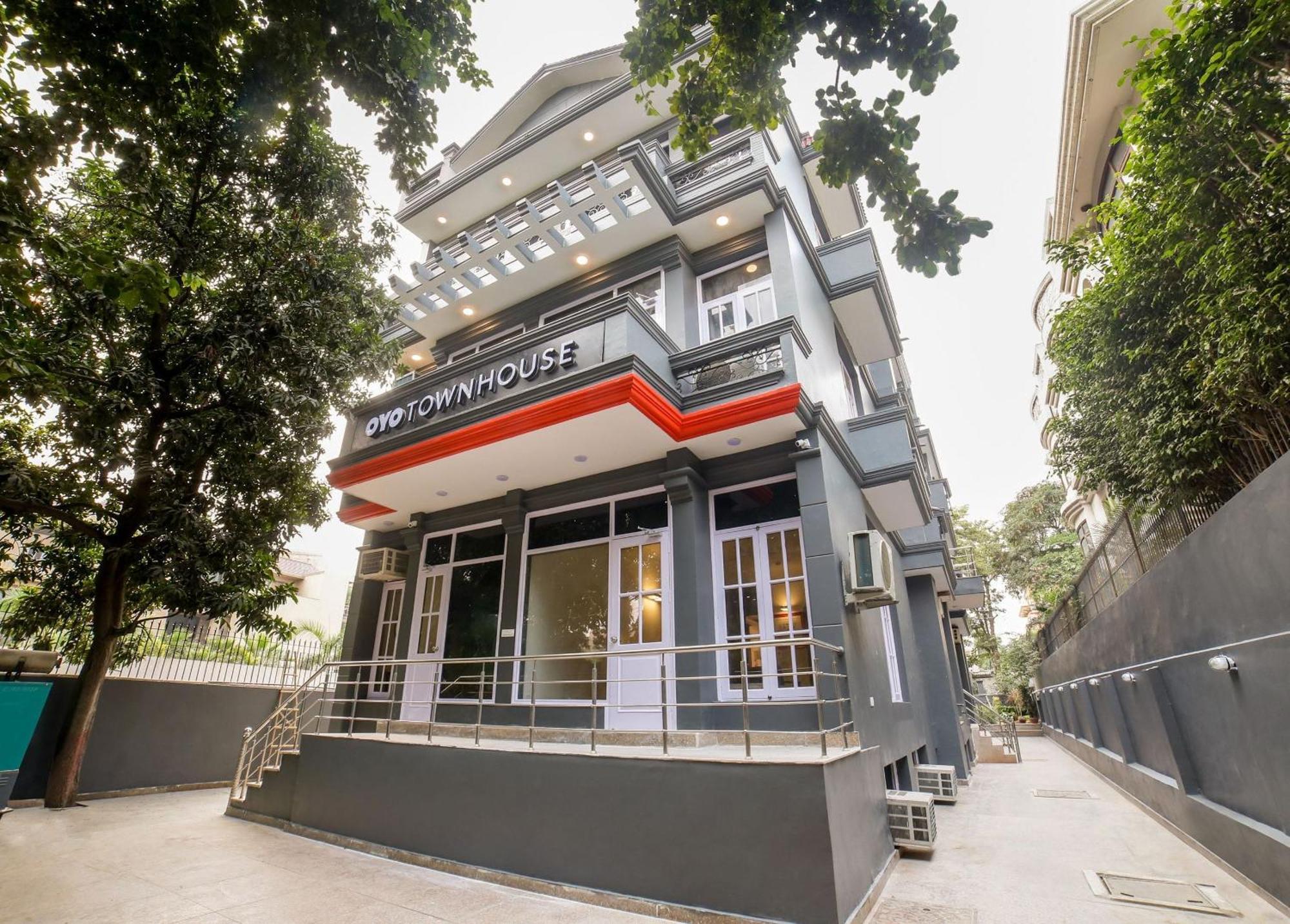 Hotel Townhouse 330 Dlf Phase-2 Near Leisure Valley Park 4*
