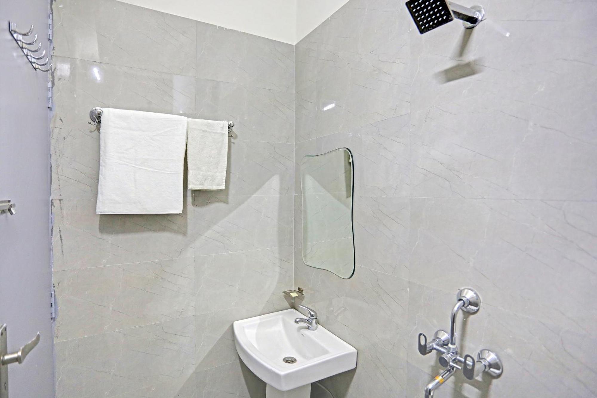 Super Townhouse Cloud Bay, Near Genpact, Sector-69, Hotel Gurgaon