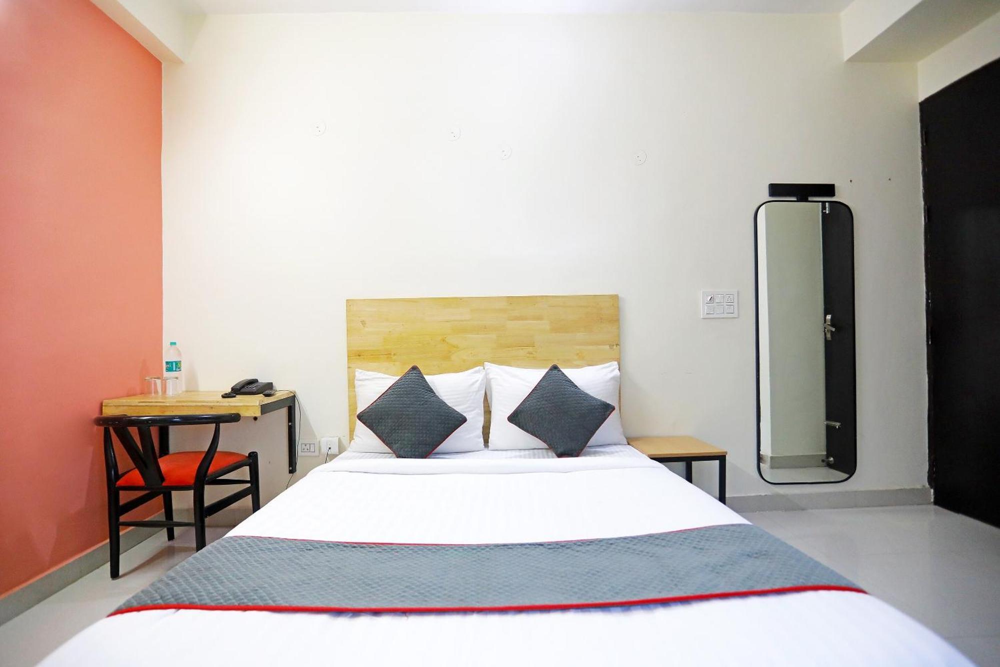 Super Townhouse Cloud Bay, Near Genpact, Sector-69, Hotel Gurgaon
