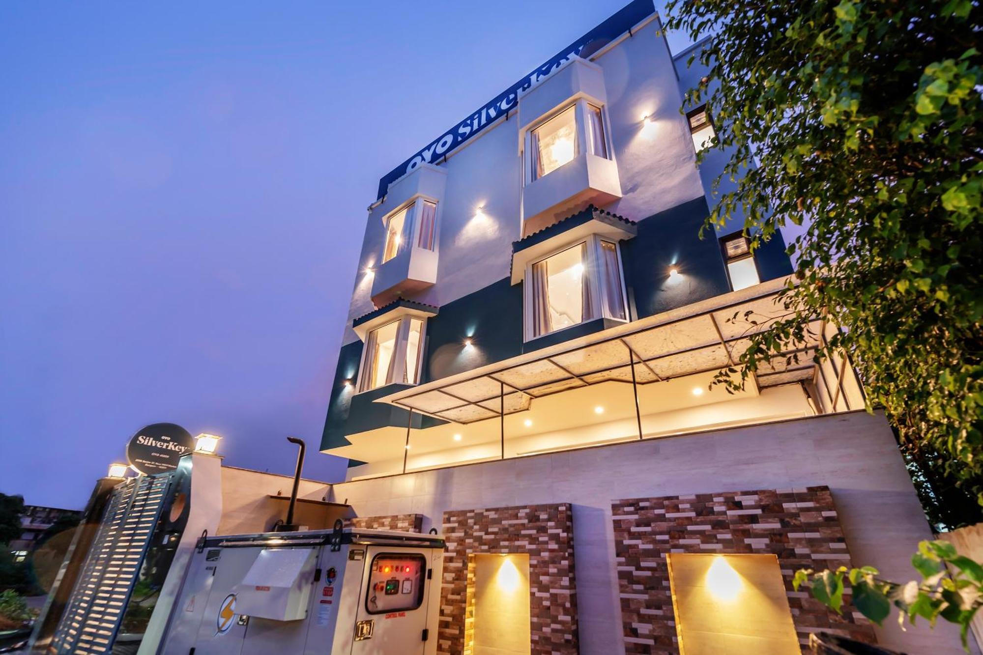 Hotel O Earth Near Bestech Central Square Mall
