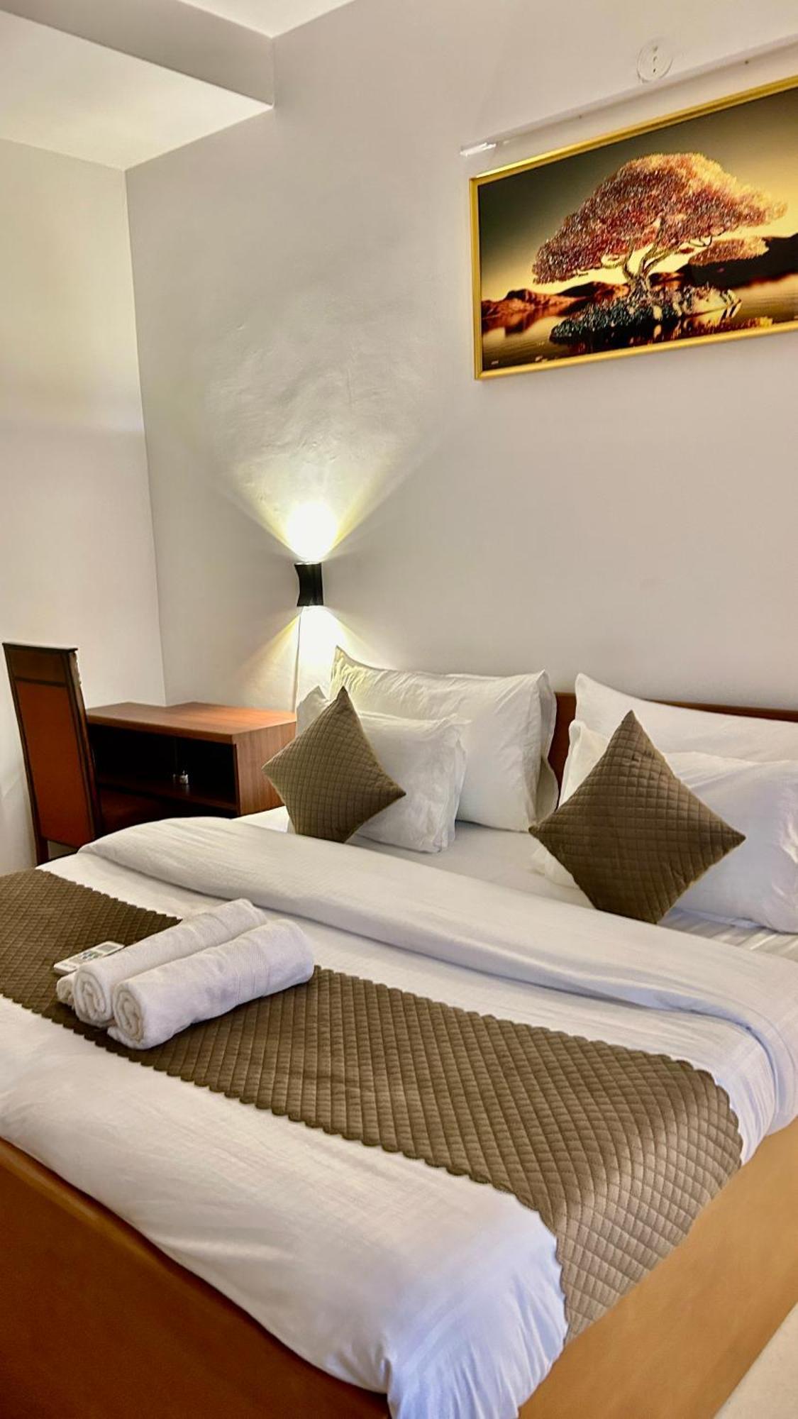 Aura Luxury I Couple Friendly I Near Golf Course Road, Sector 57, Gurgaon