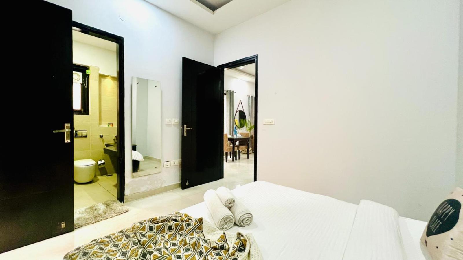 Bluo Modern 1bhk - Dlf Galleria Apartment